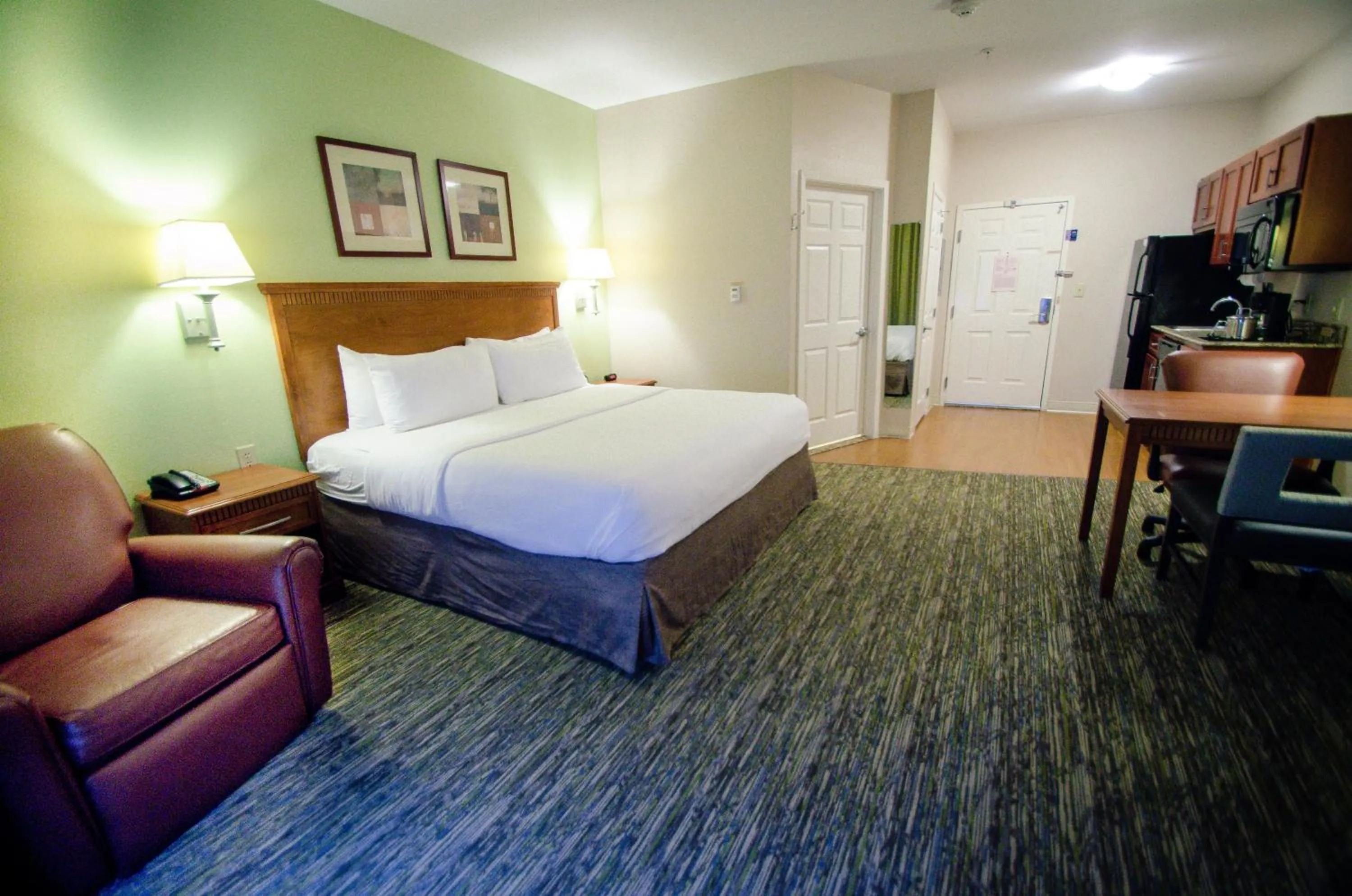 Photo of the whole room, Bed in Candlewood Suites Temple by IHG