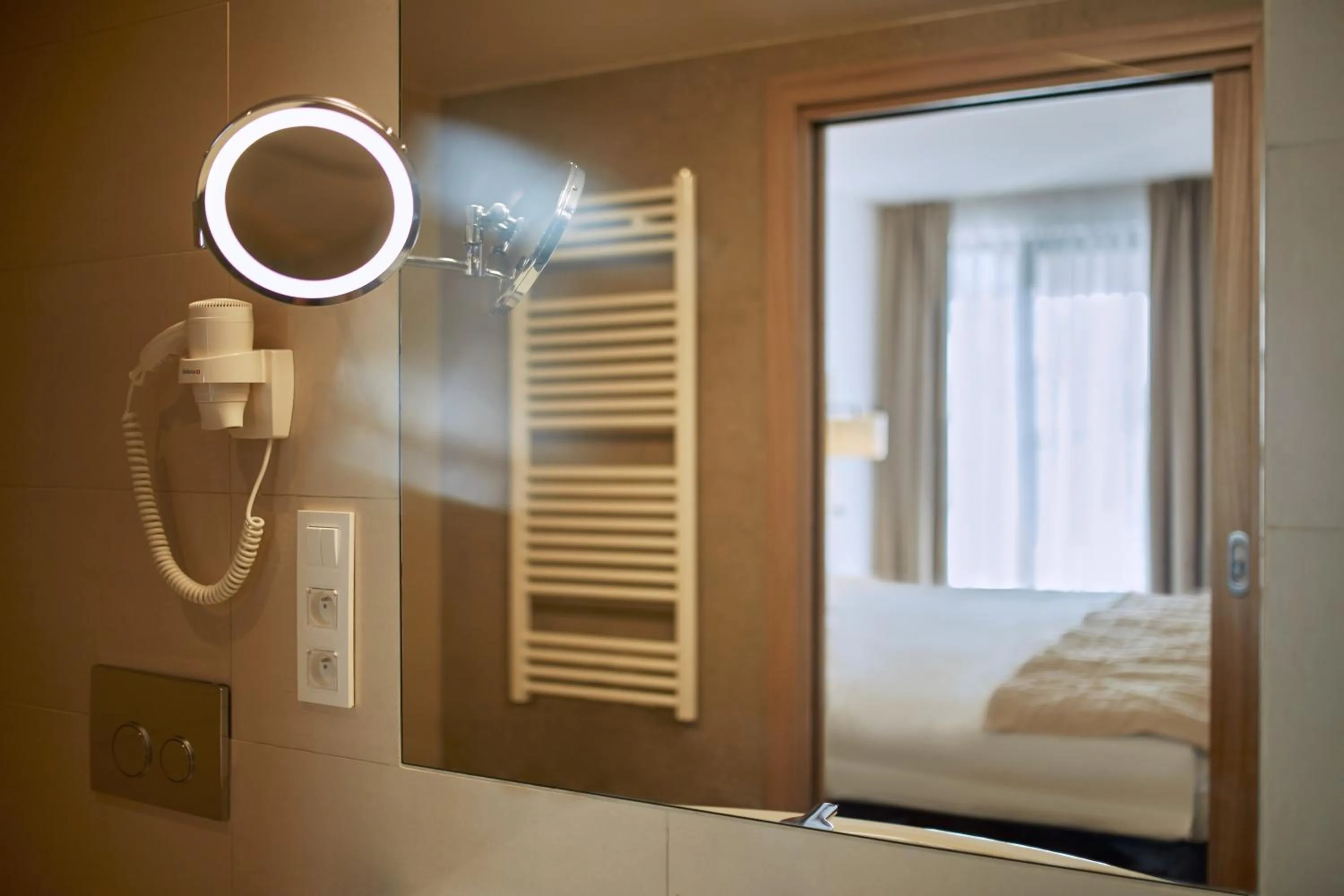 Bathroom, Bed in Bristol Aparthotel