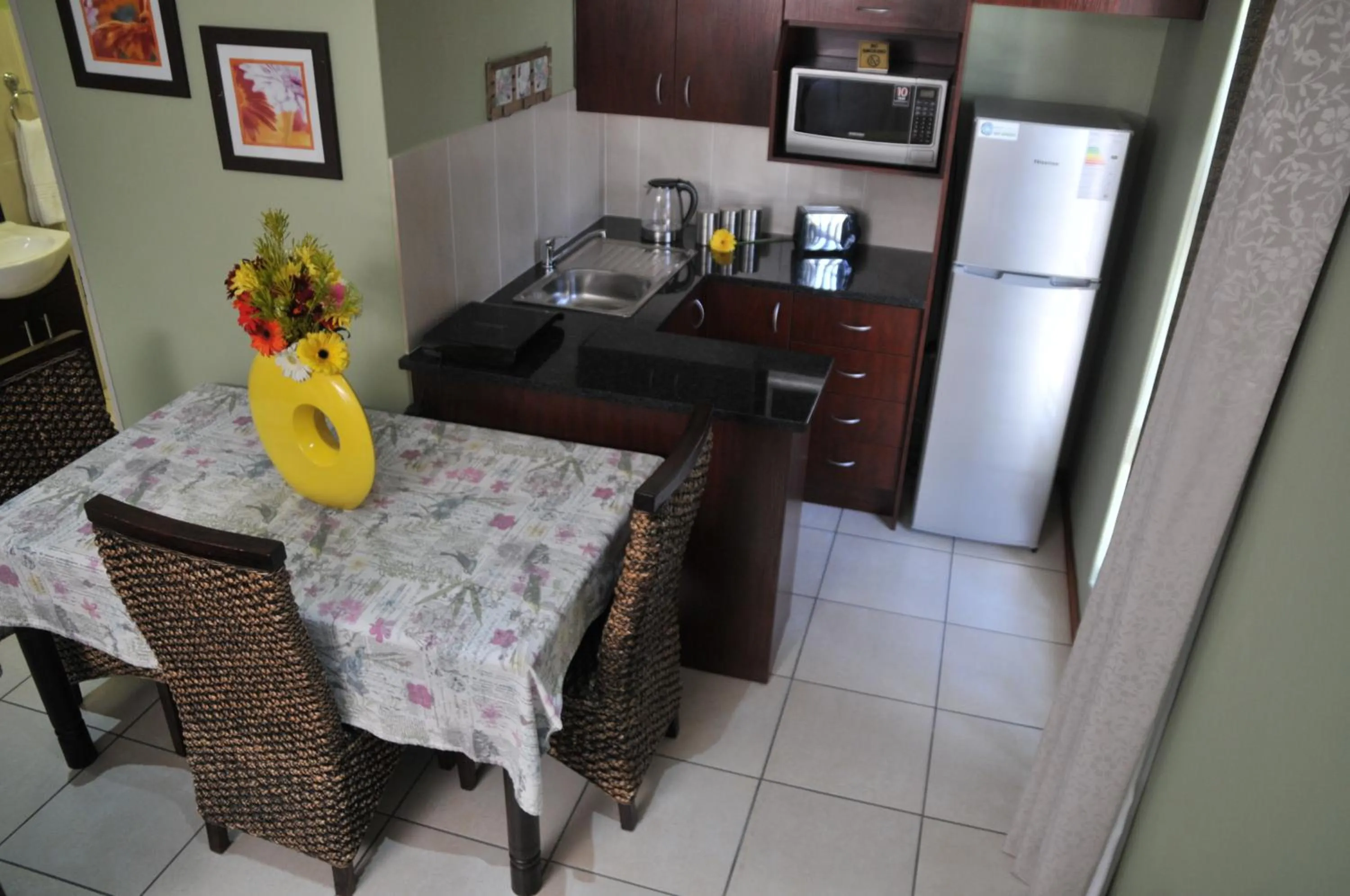 Kitchen or kitchenette in The Flower Box Long Term Accommodation