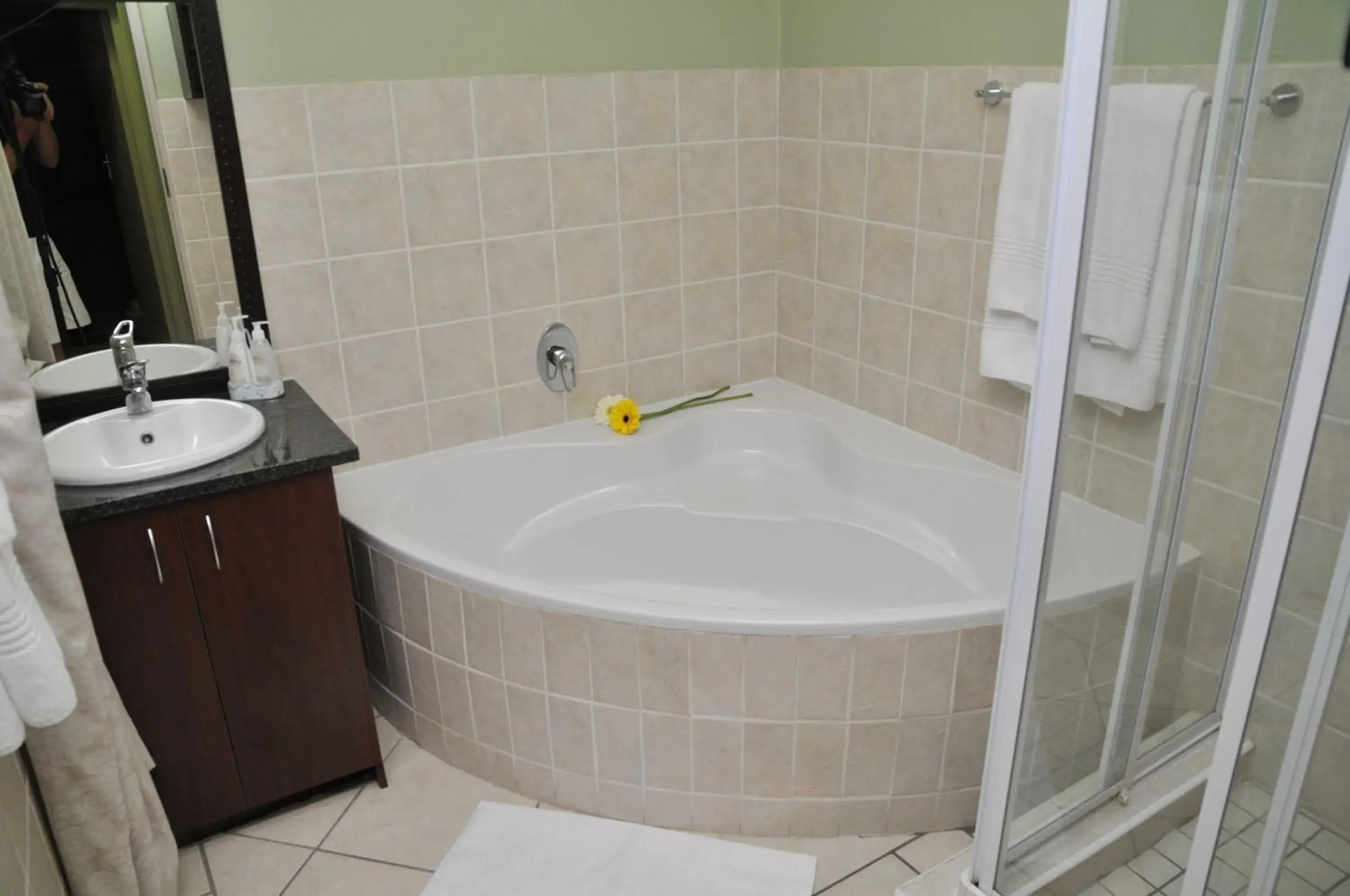 Two-Bedroom Apartment in The Flower Box Long Term Accommodation Two-Bedroom Apartment in The Flower Box Long Term Accommodation