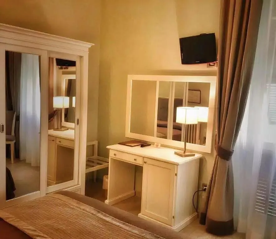 Photo of the whole room, Bed in Hotel Villa Igea