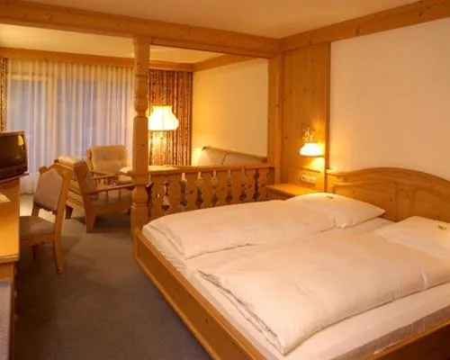 Photo of the whole room, Bed in Donna Burghotel am hohen Bogen