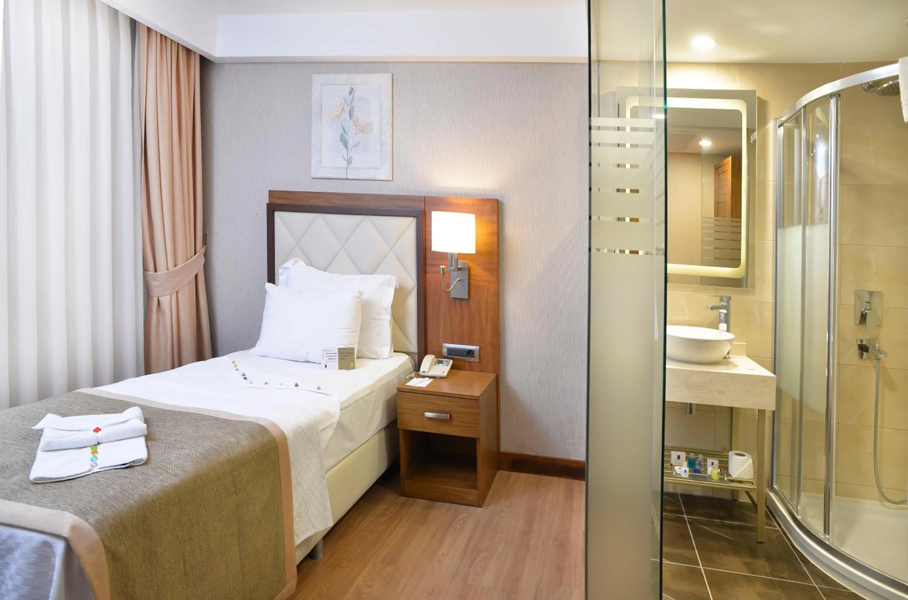 Property building, Bed in Mercure Istanbul Bakirkoy