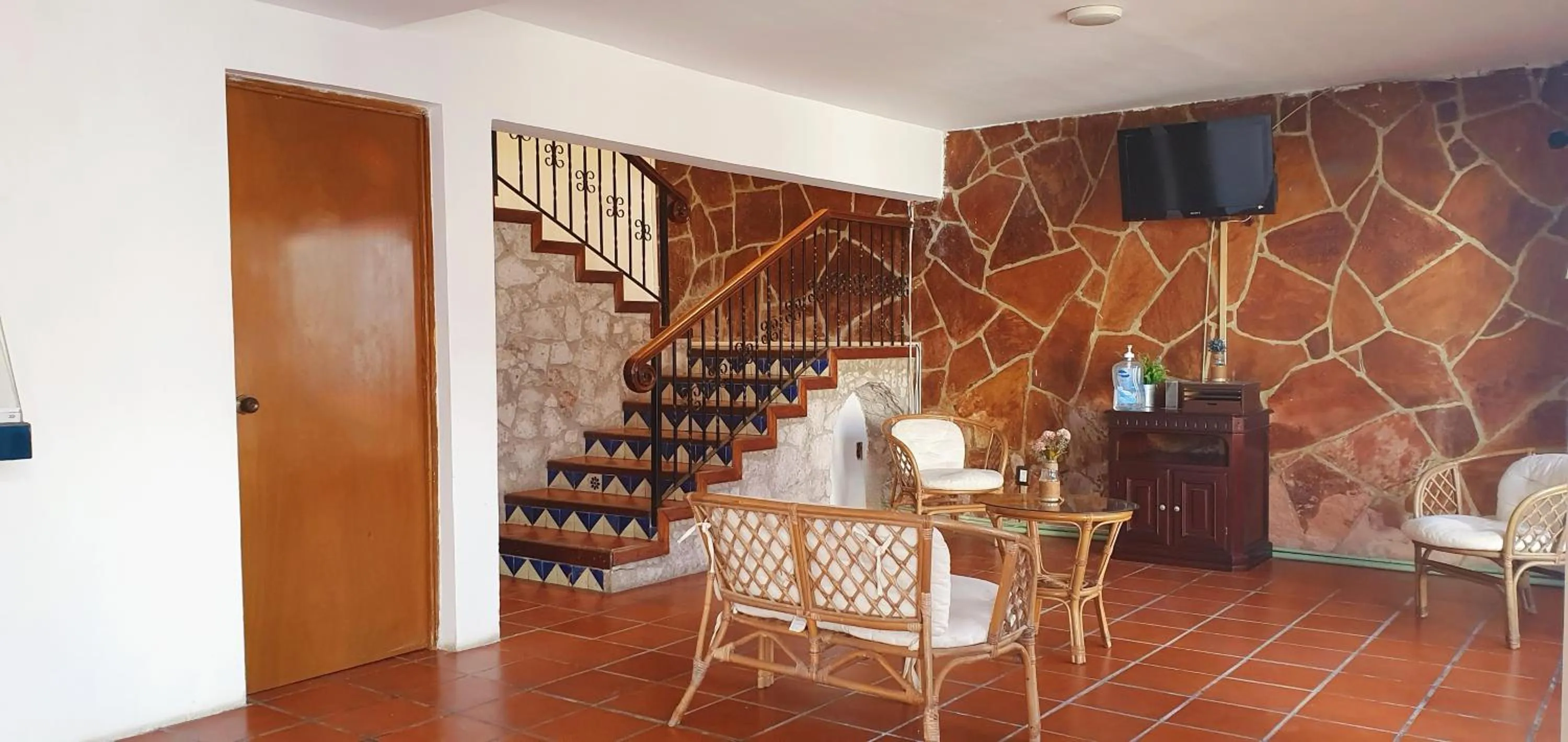 Communal lounge/ TV room in Hill House Mazatlan - Bed & Breakfast