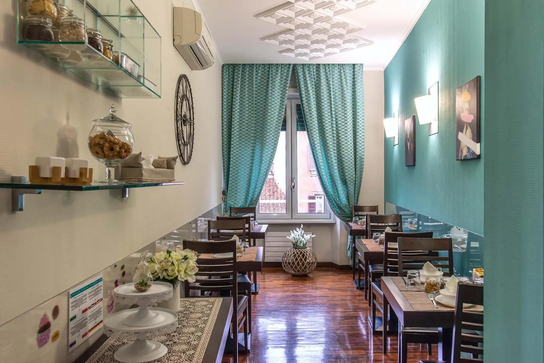 Restaurant/places to eat in Merulana Inn Guest House