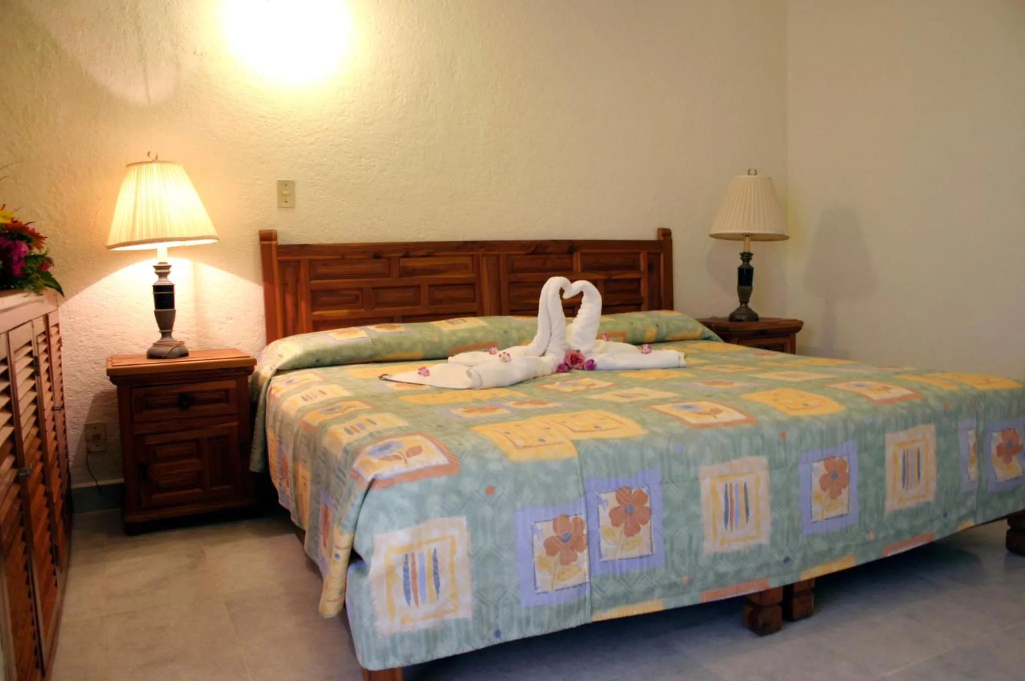 Photo of the whole room, Bed in Hotel Suites Jazmín Acapulco