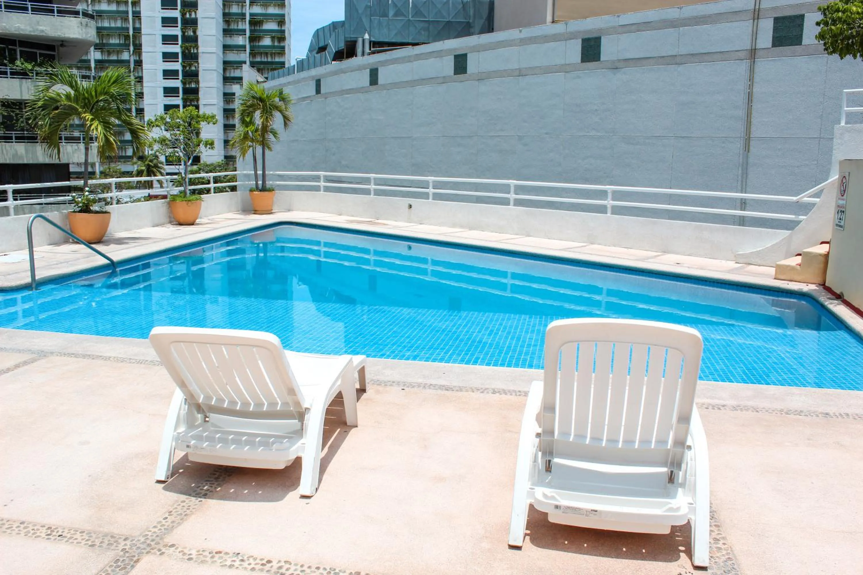 Swimming pool in Hotel Suites Jazmín Acapulco