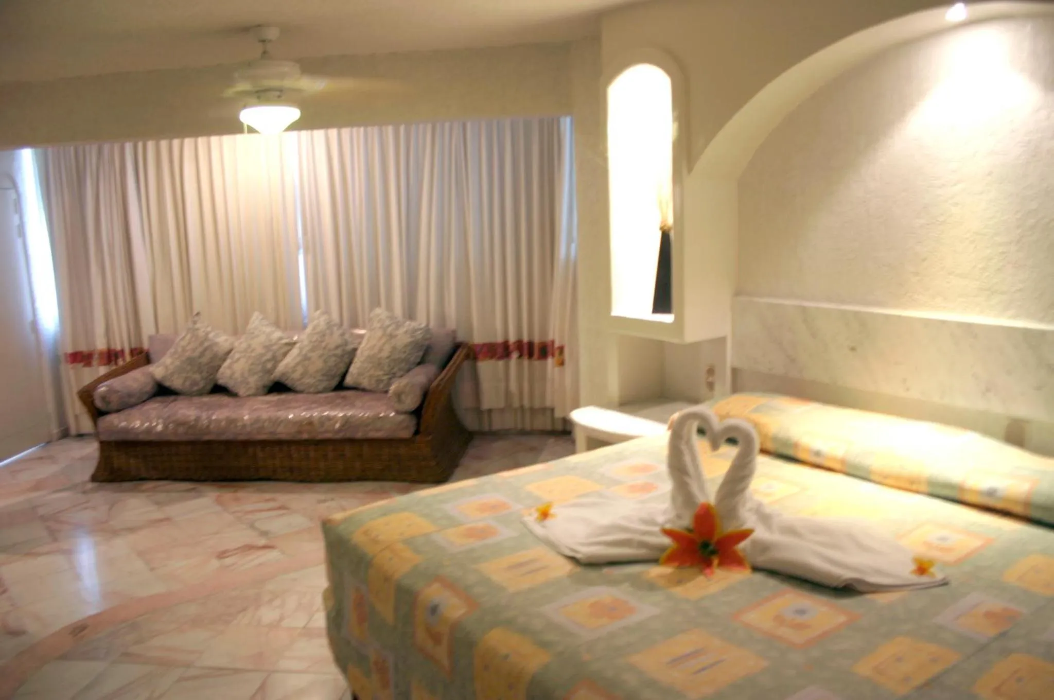 Photo of the whole room, Bed in Hotel Suites Jazmín Acapulco