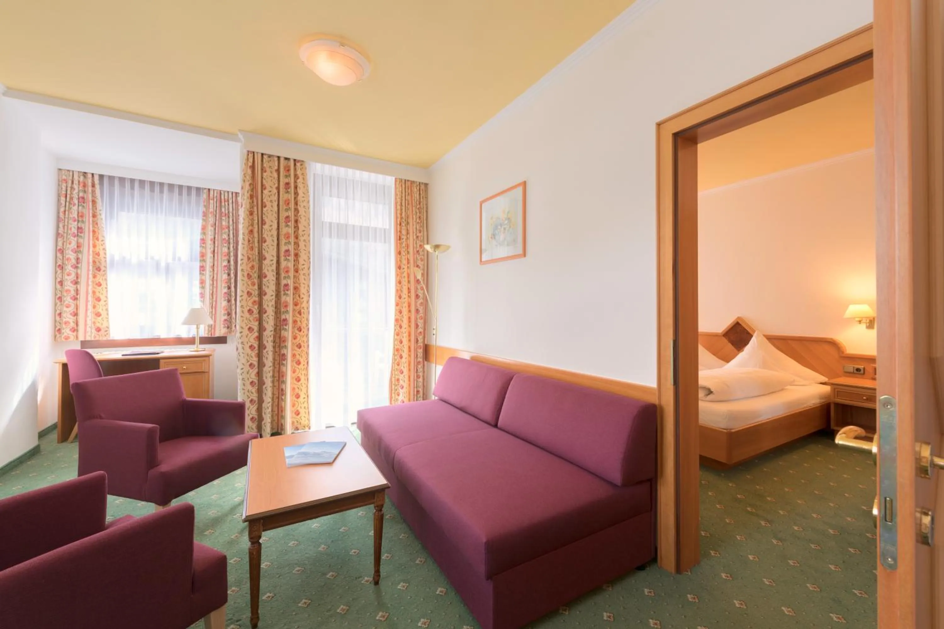 Seating area, Bed in Hotel Post