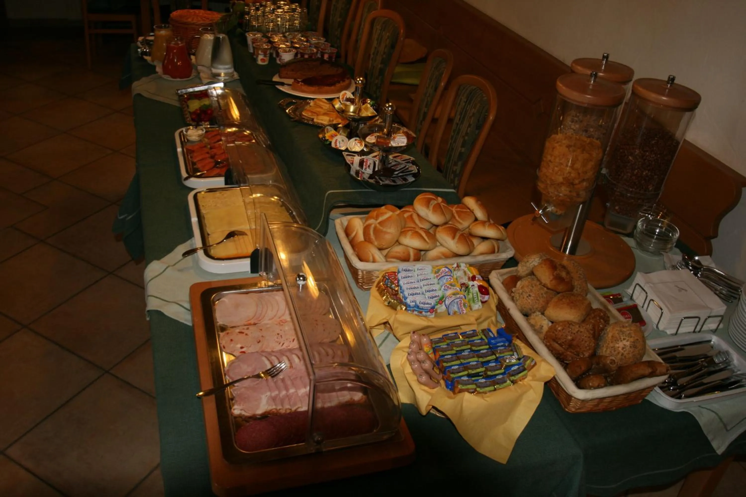 Food and drinks in Hotel-Cafe Hanfstingl