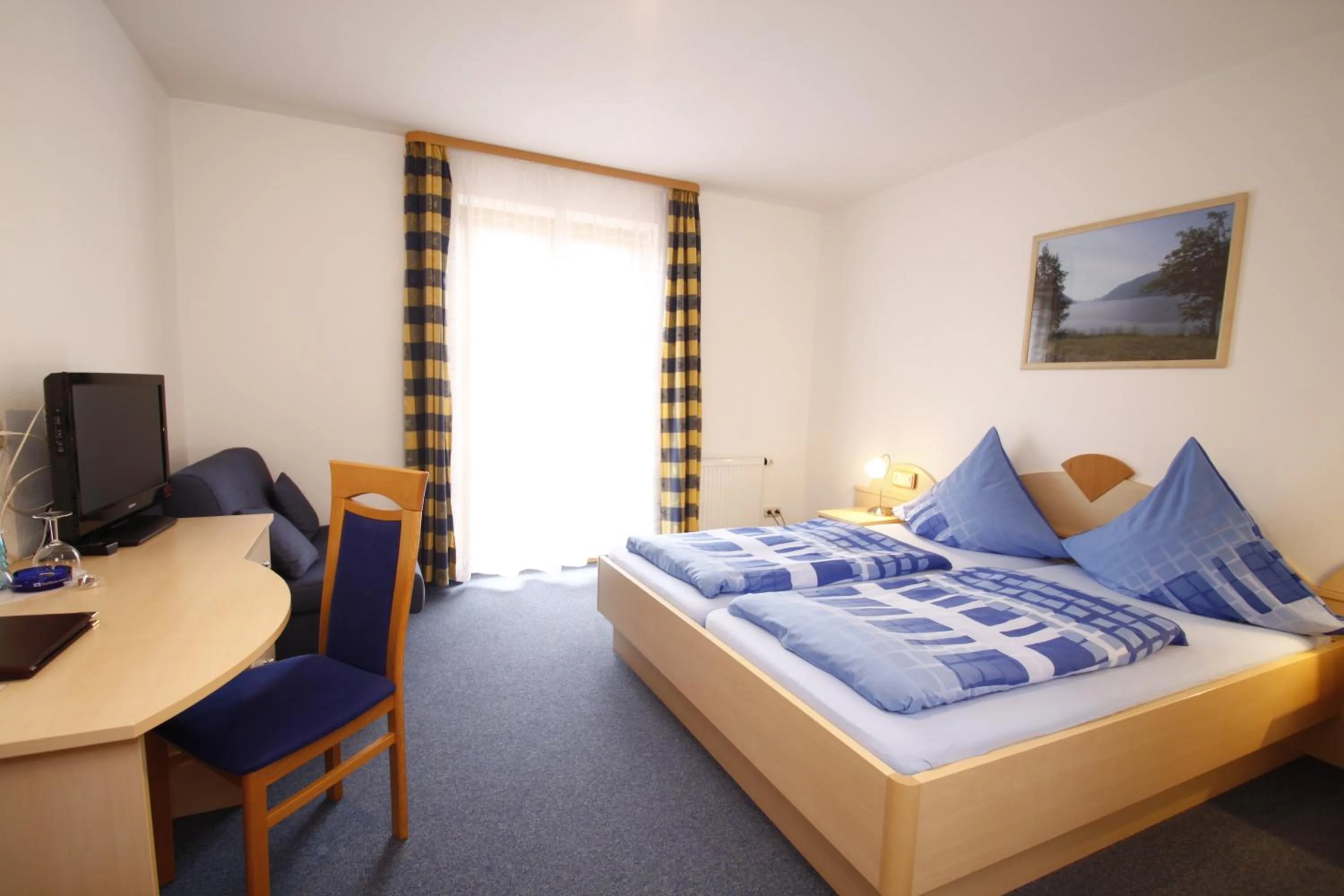 Photo of the whole room, Bed in Hotel-Cafe Hanfstingl