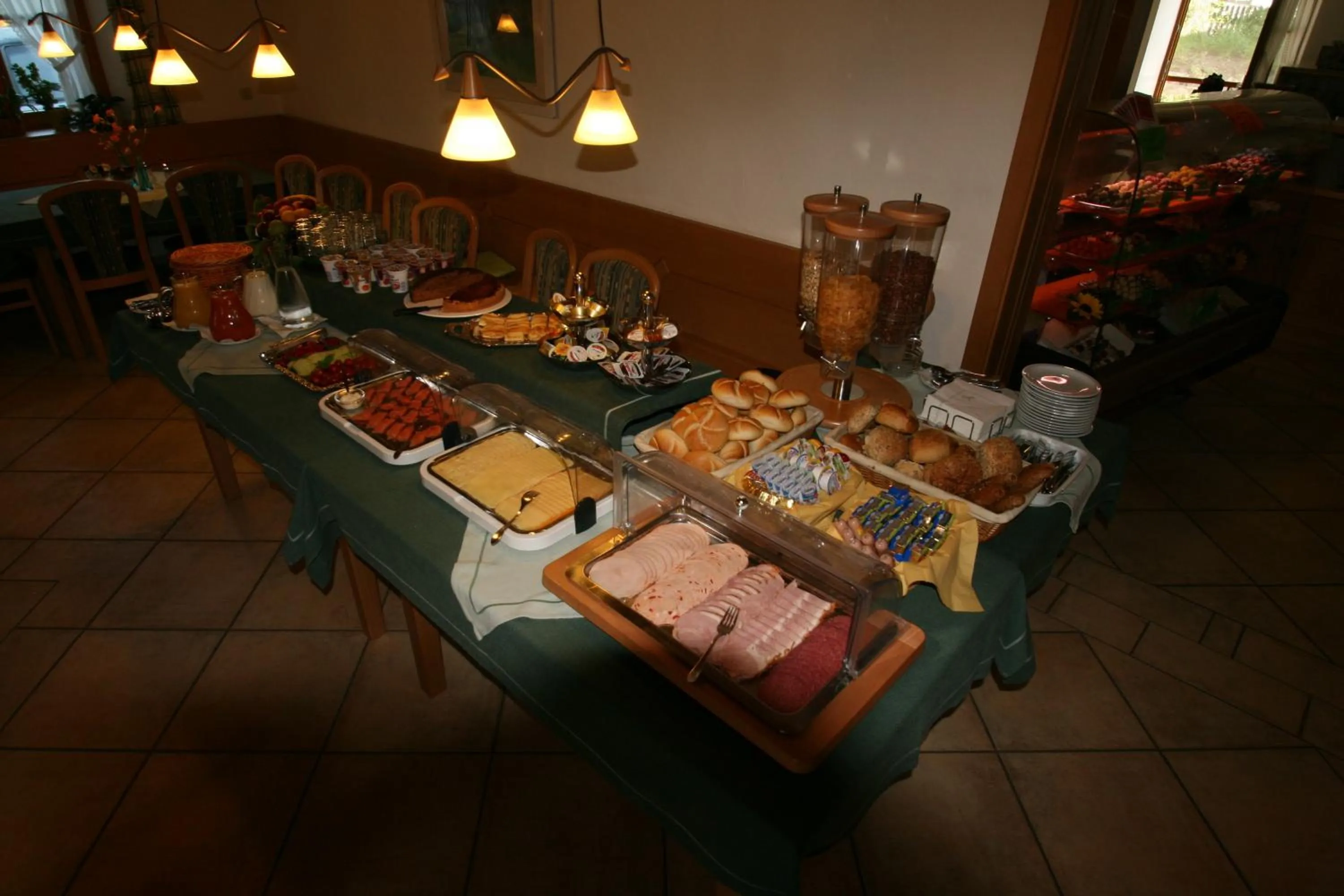 Food and drinks in Hotel-Cafe Hanfstingl