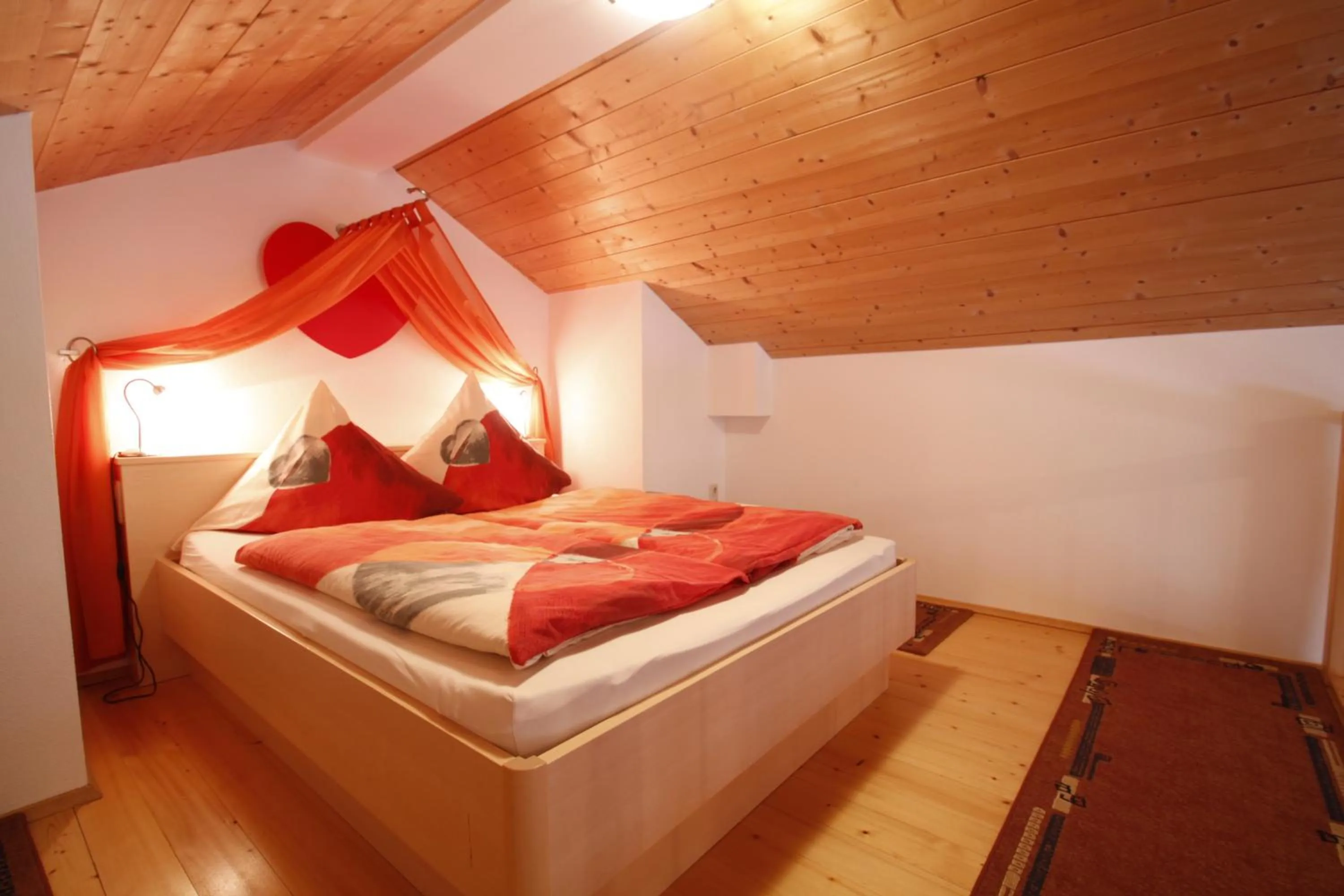 Photo of the whole room, Bed in Hotel-Cafe Hanfstingl