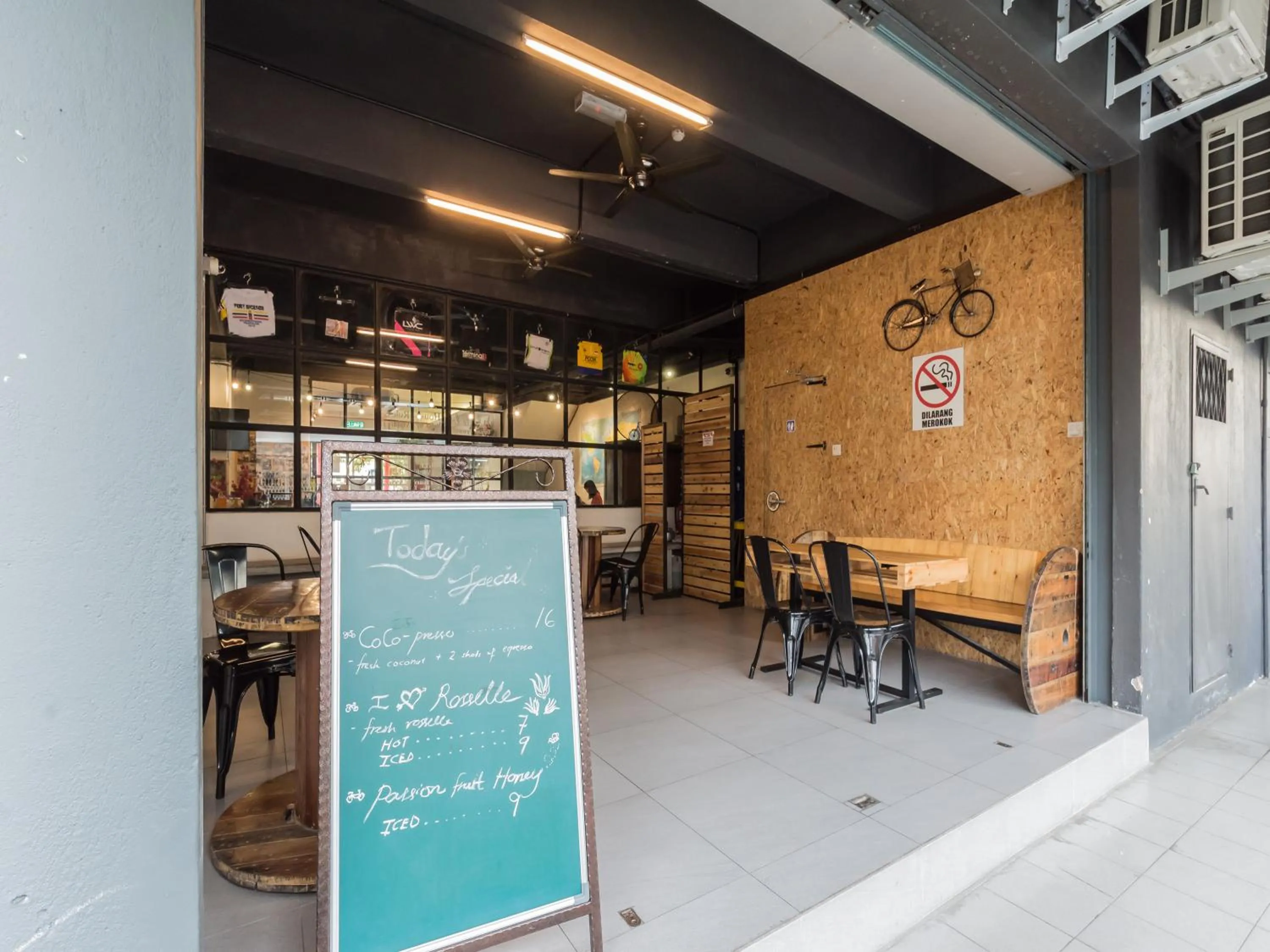 Restaurant/places to eat in White Loft Hotel