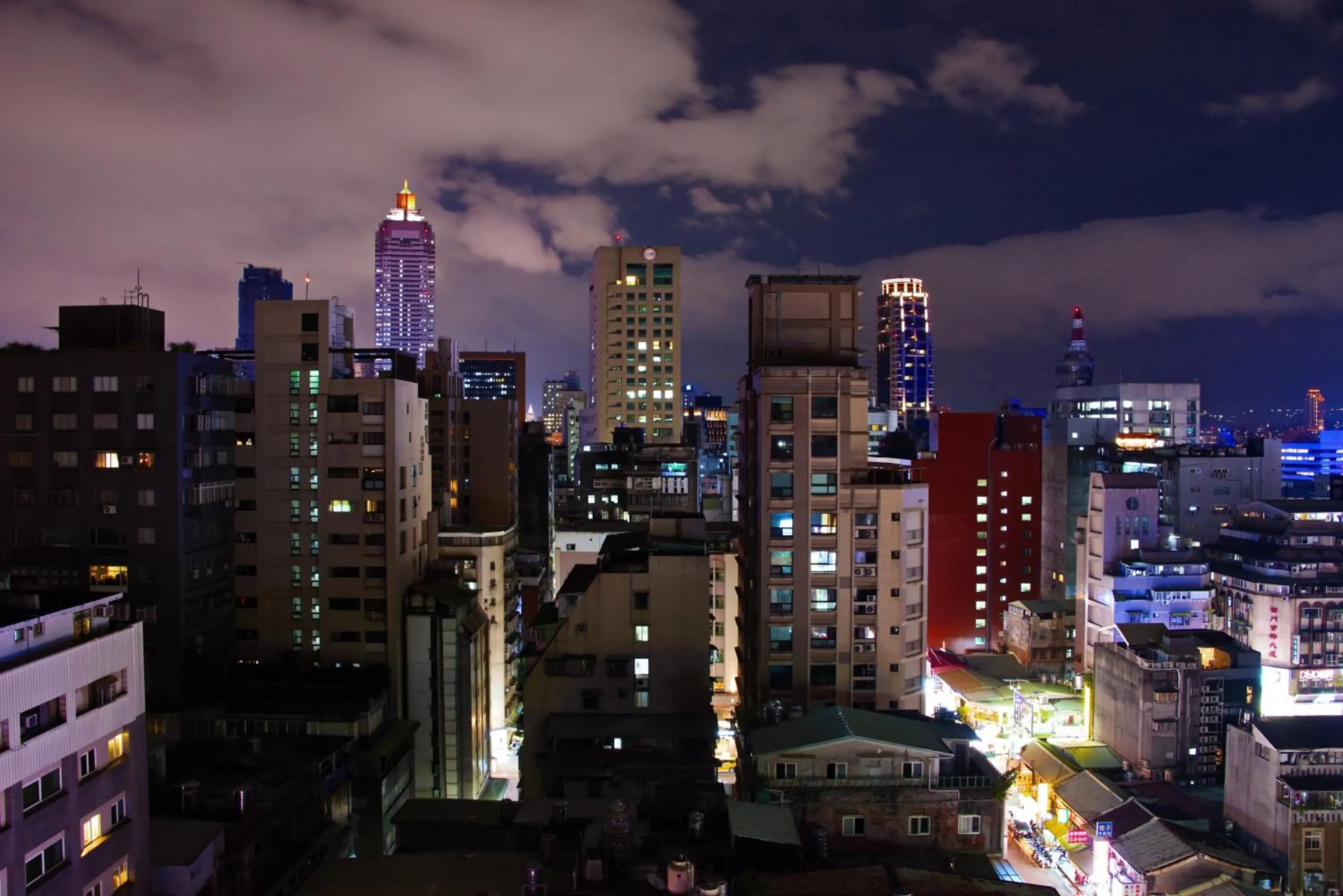 Night in I Play Inn TP