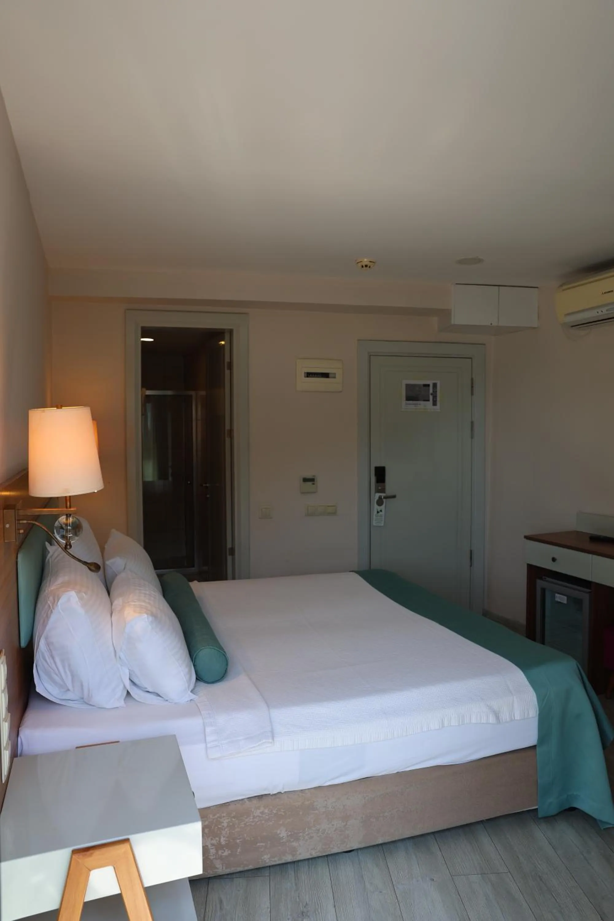 Photo of the whole room, Bed in Sardinia Otel