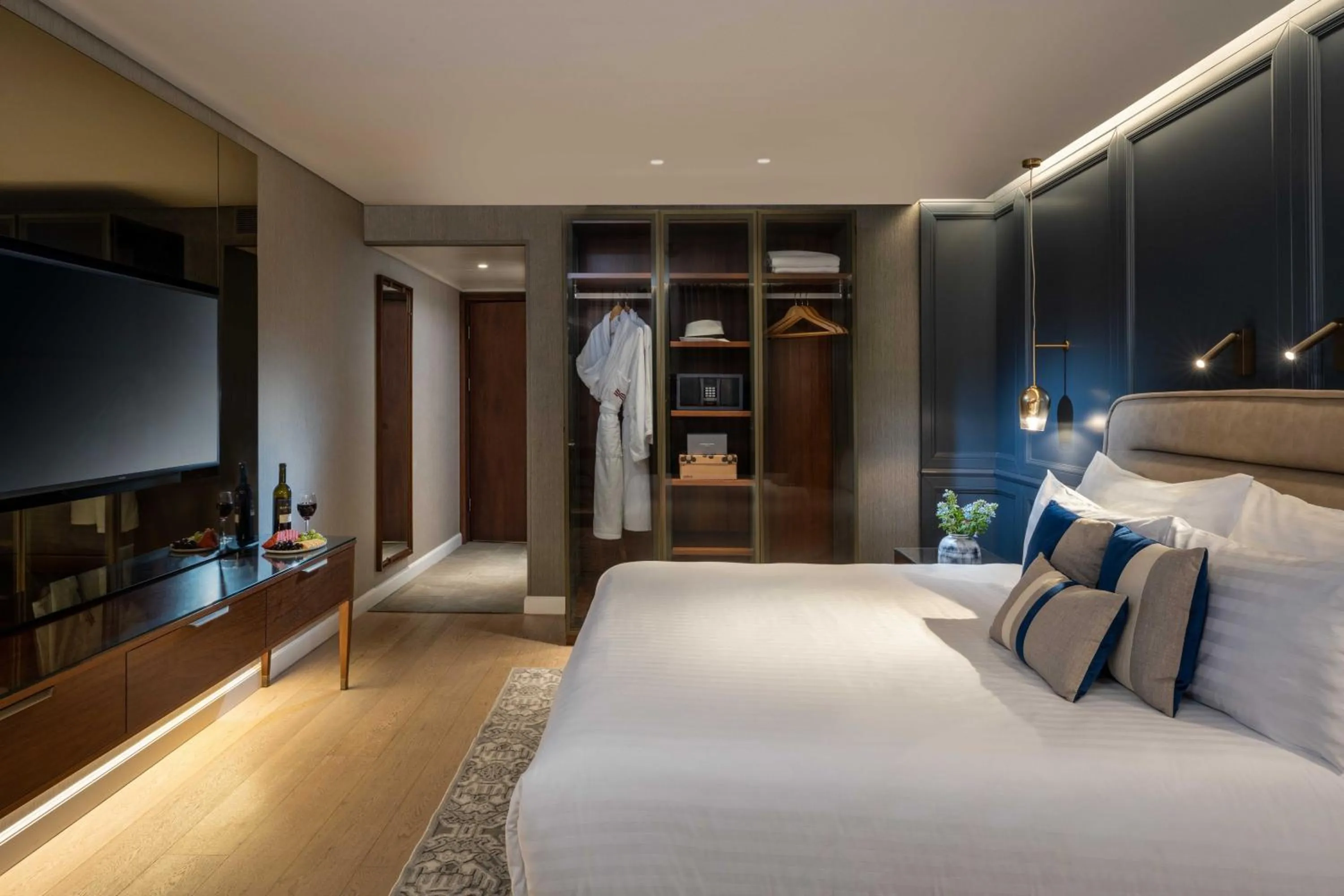 Photo of the whole room, Bed in Crowne Plaza Tel Aviv Beach by IHG