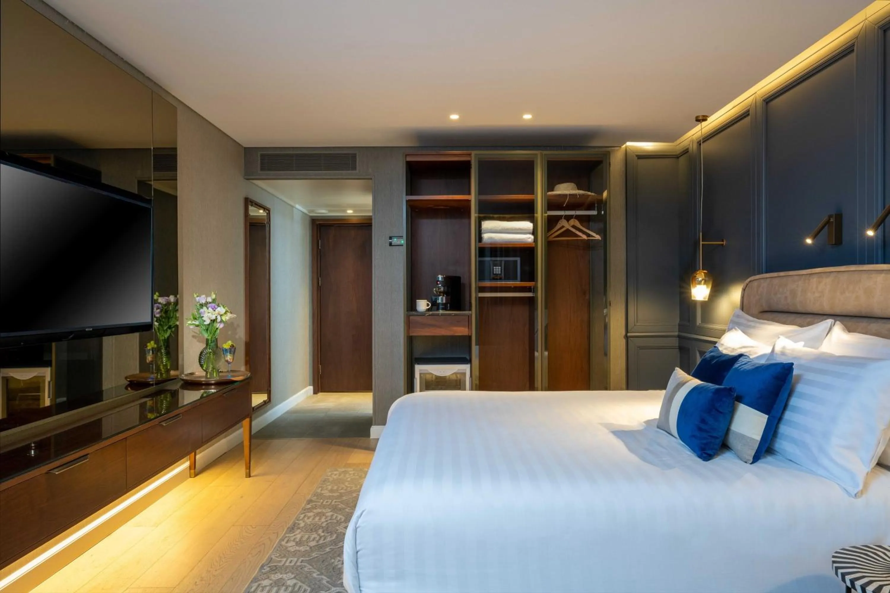 Photo of the whole room, Bed in Crowne Plaza Tel Aviv Beach by IHG