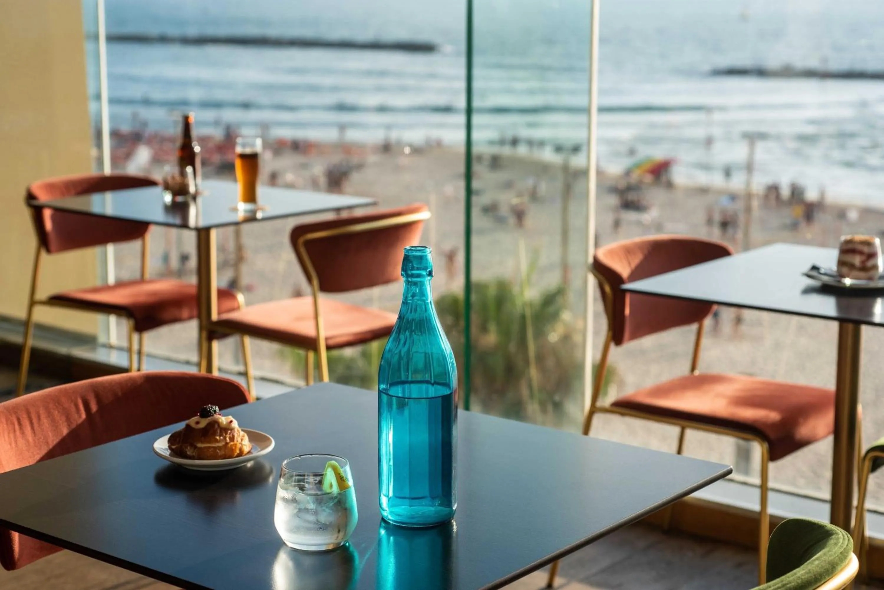 Restaurant/places to eat in Crowne Plaza Tel Aviv Beach by IHG