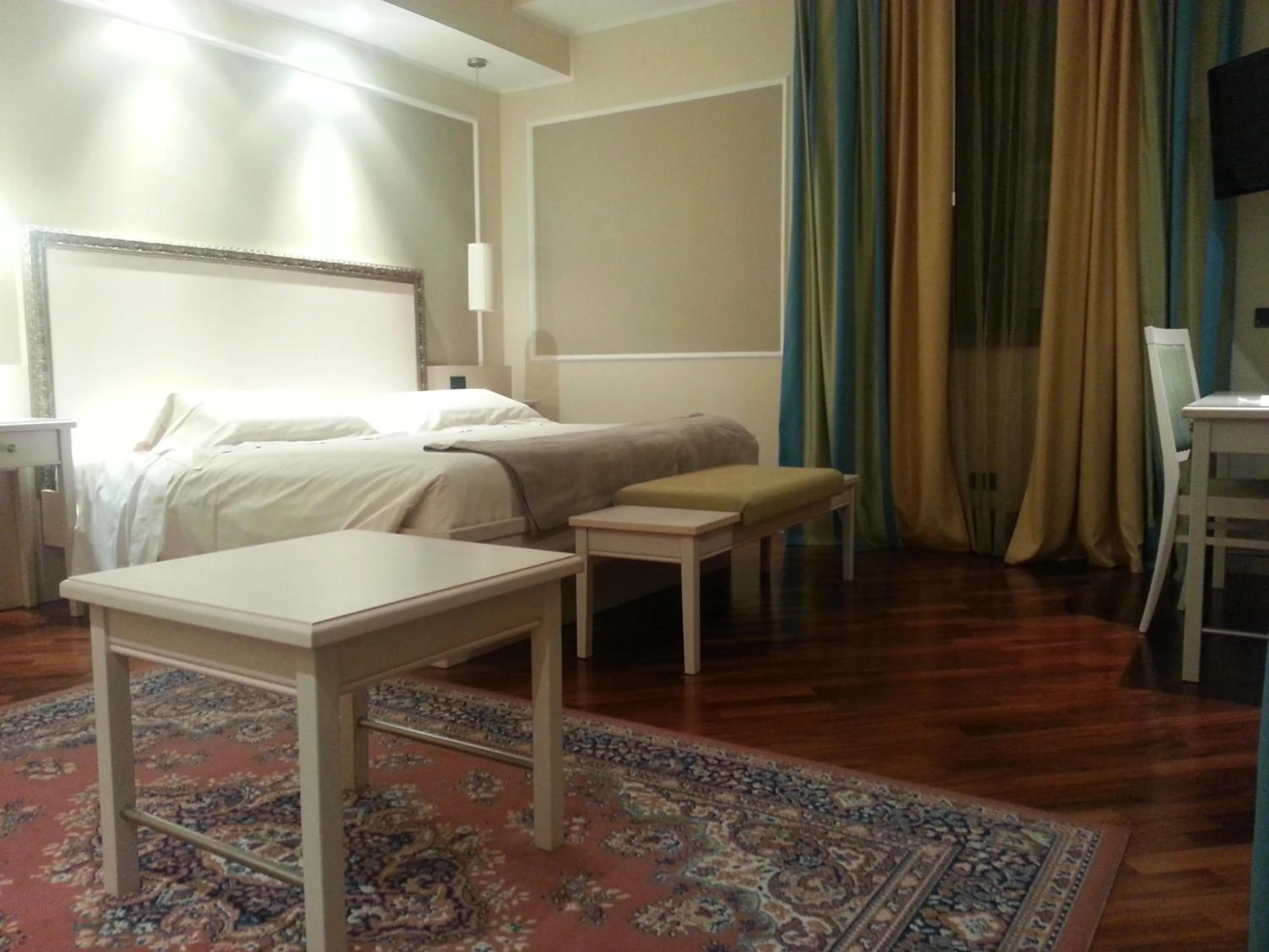 Drinks, Bed in Albergo Della Roccia