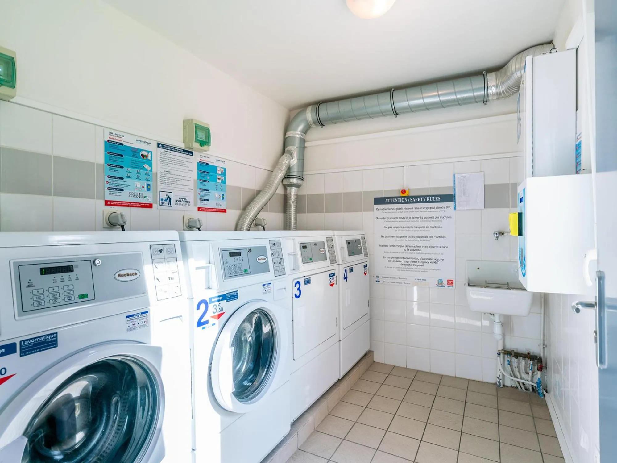 washing machine in Séjours & Affaires Caen Le Clos Beaumois