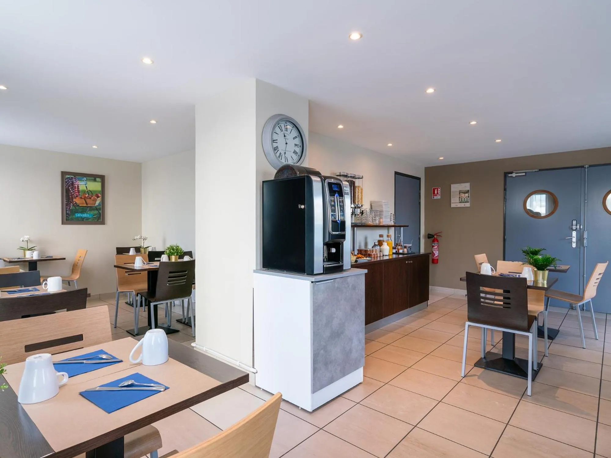 Breakfast in Séjours & Affaires Caen Le Clos Beaumois