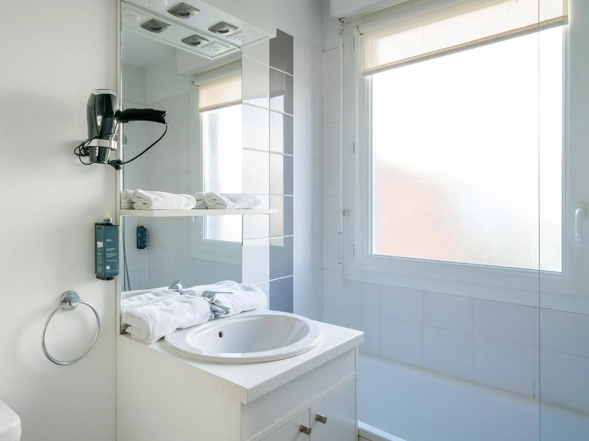 Bathroom in Séjours & Affaires Caen Le Clos Beaumois