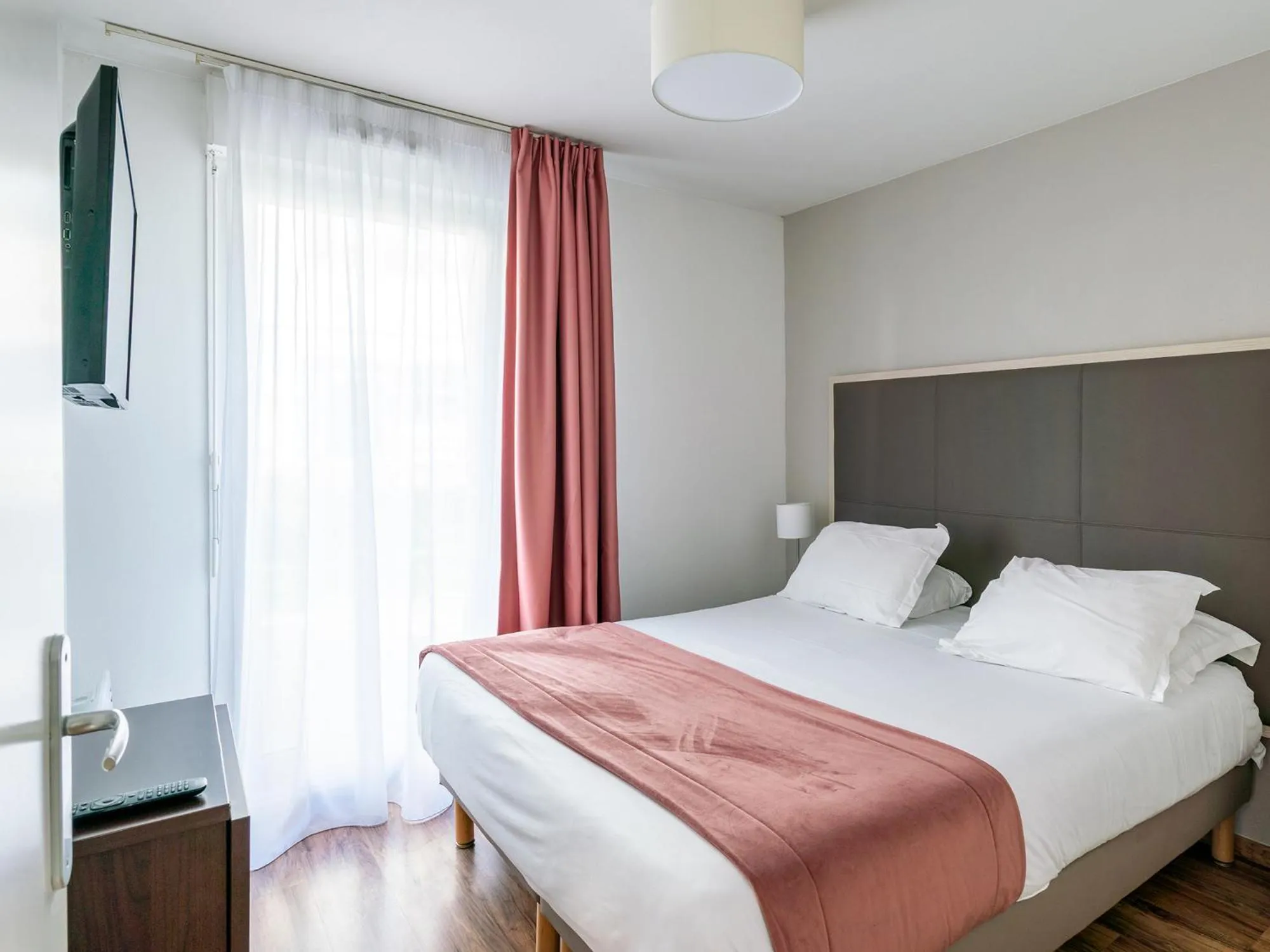 TV and multimedia, Bed in Séjours & Affaires Caen Le Clos Beaumois