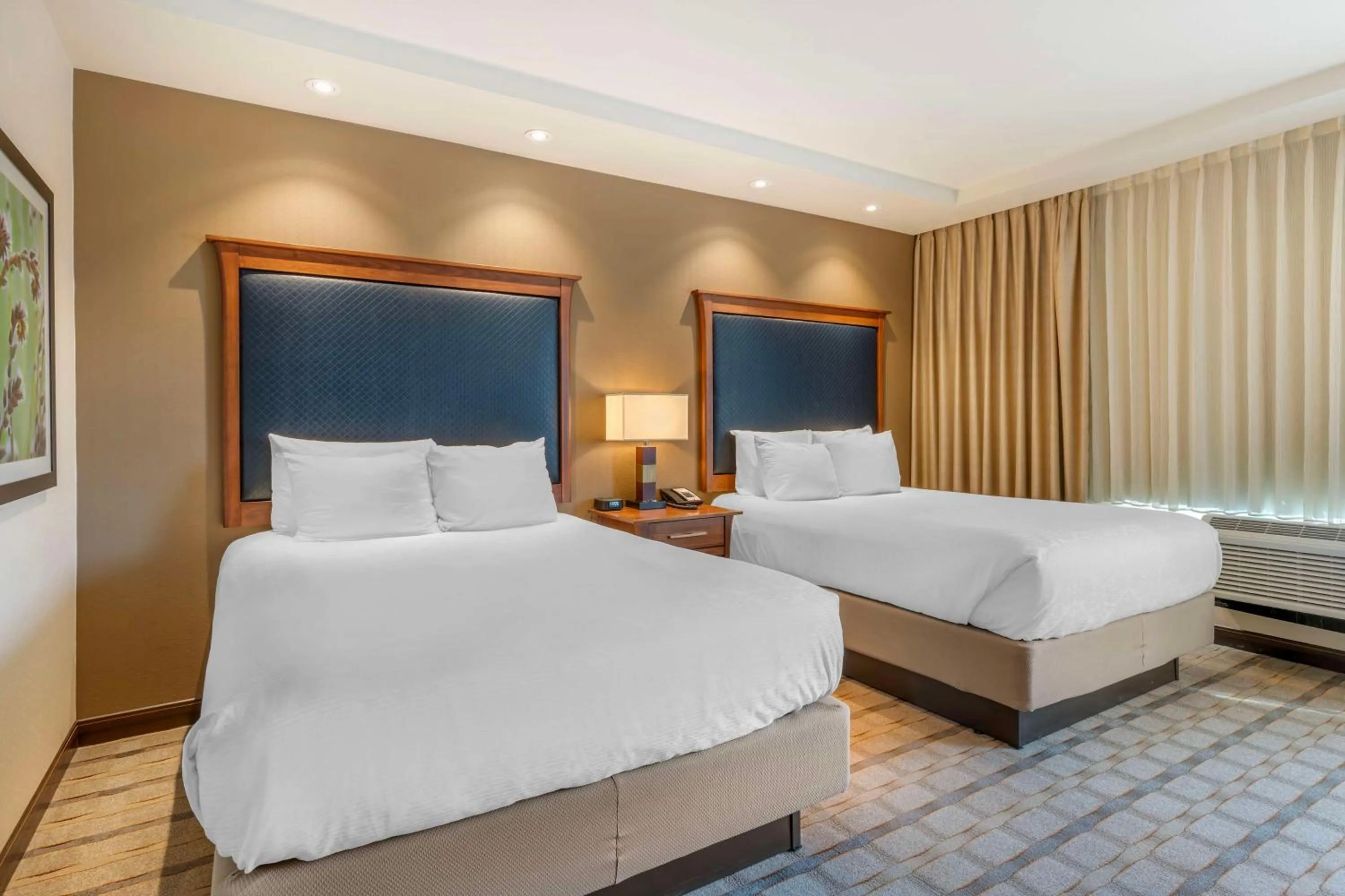 Bedroom, Bed in Best Western Premier Boulder Falls Inn