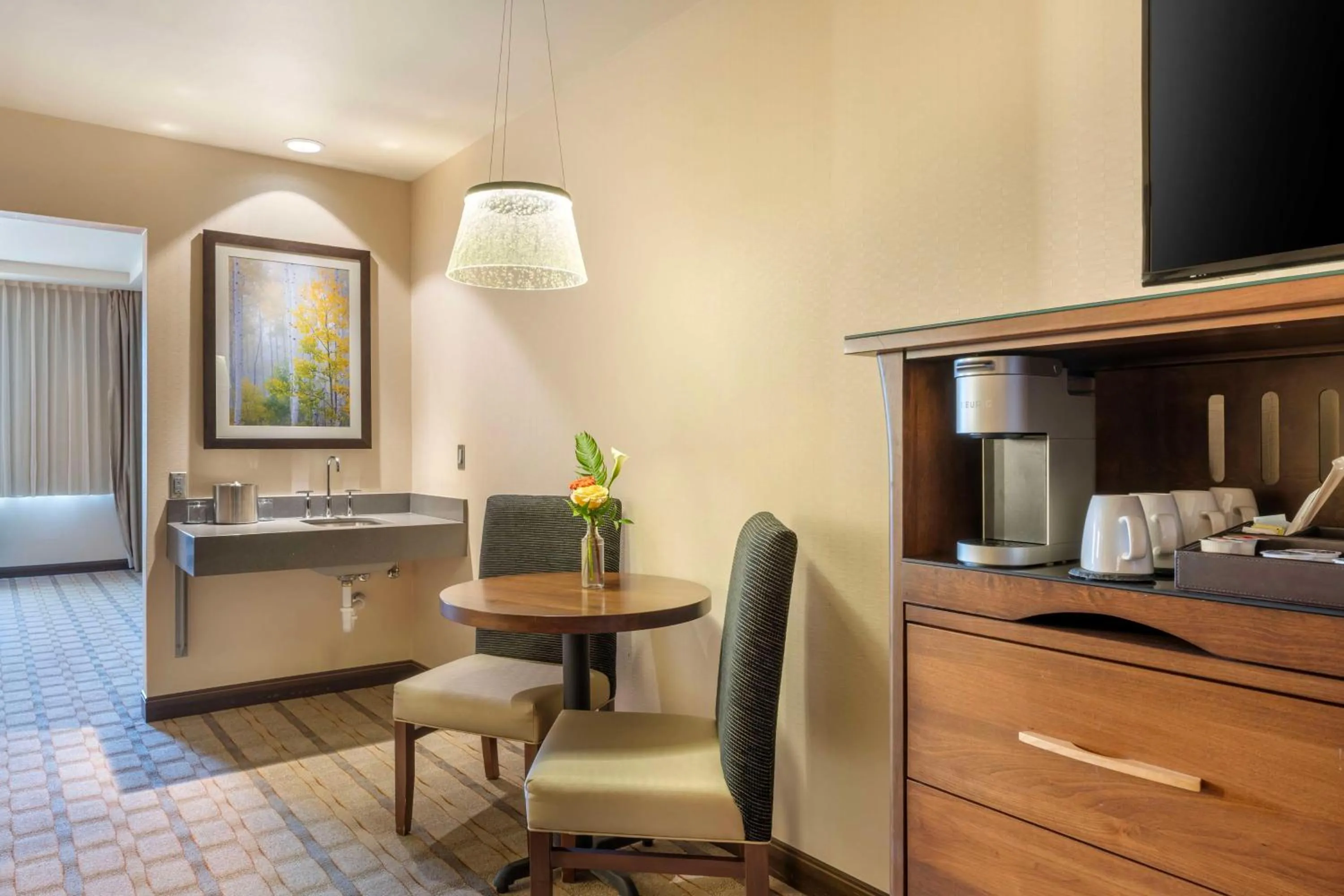 Bedroom, Bed in Best Western Premier Boulder Falls Inn