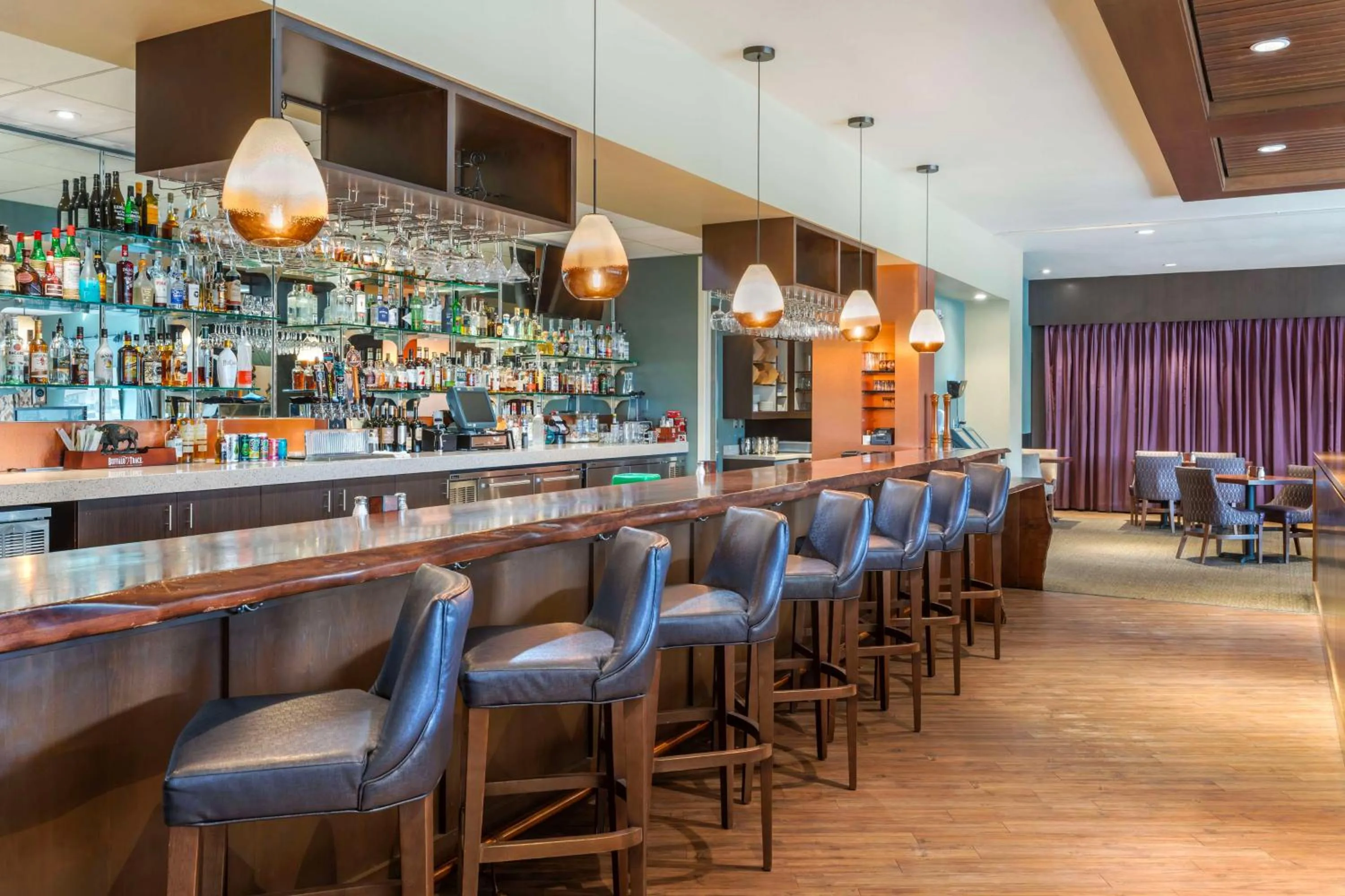 Lounge or bar in Best Western Premier Boulder Falls Inn