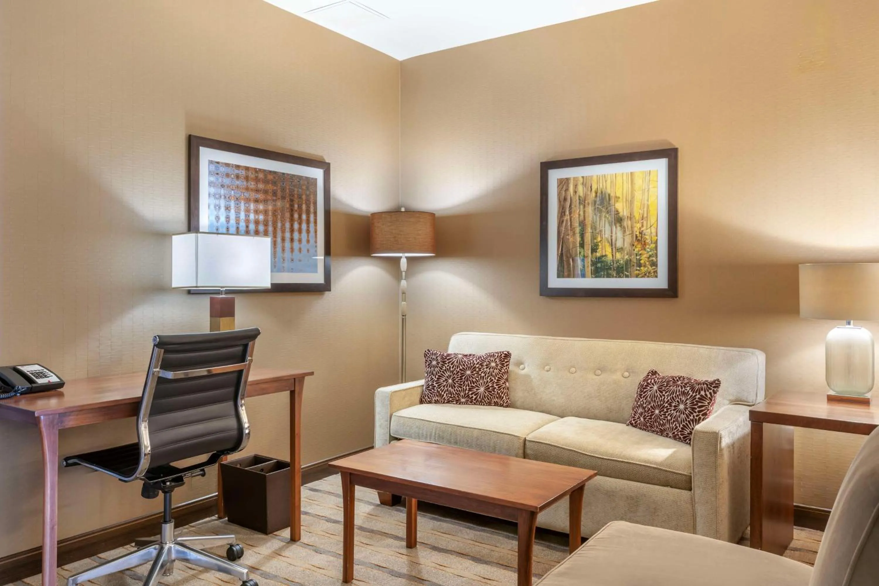 Bedroom in Best Western Premier Boulder Falls Inn