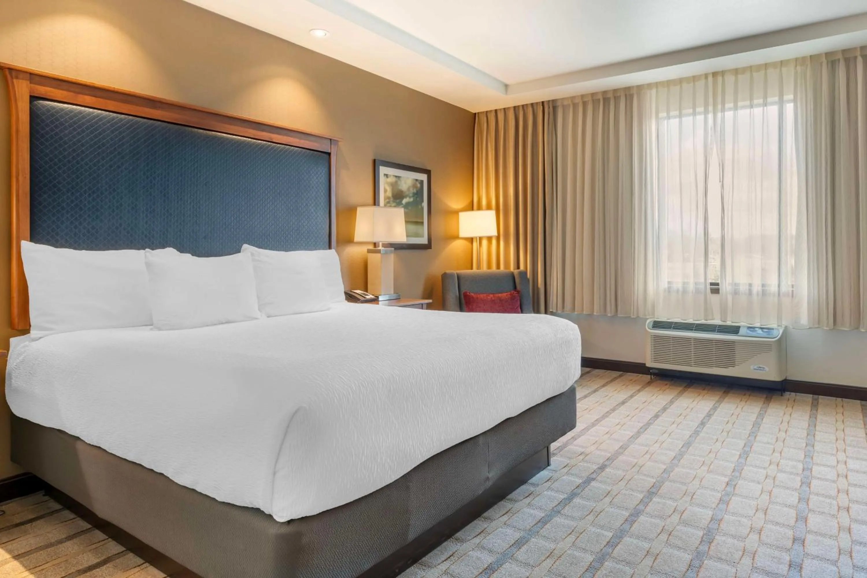 Bedroom, Bed in Best Western Premier Boulder Falls Inn