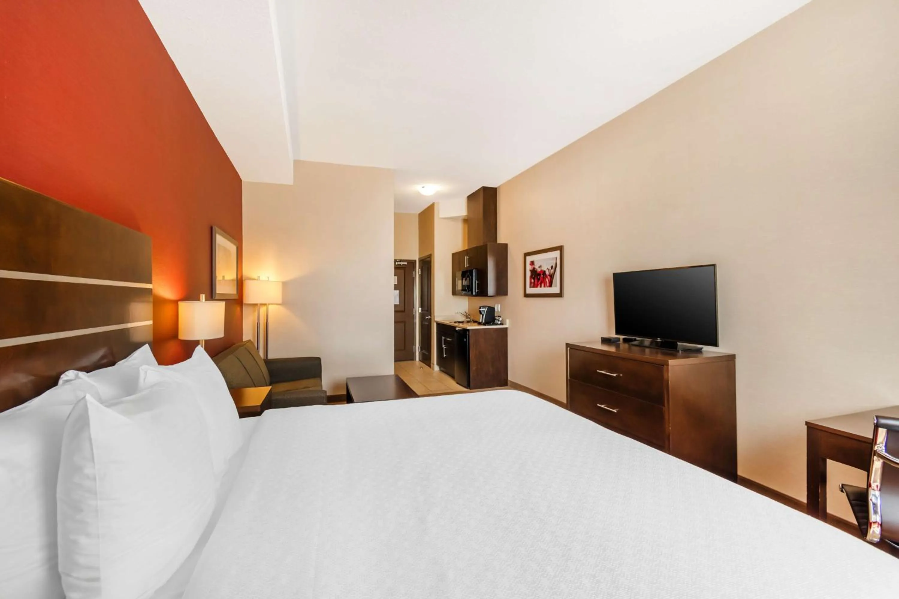 Bedroom, Bed in Best Western Plus Kindersley Hotel