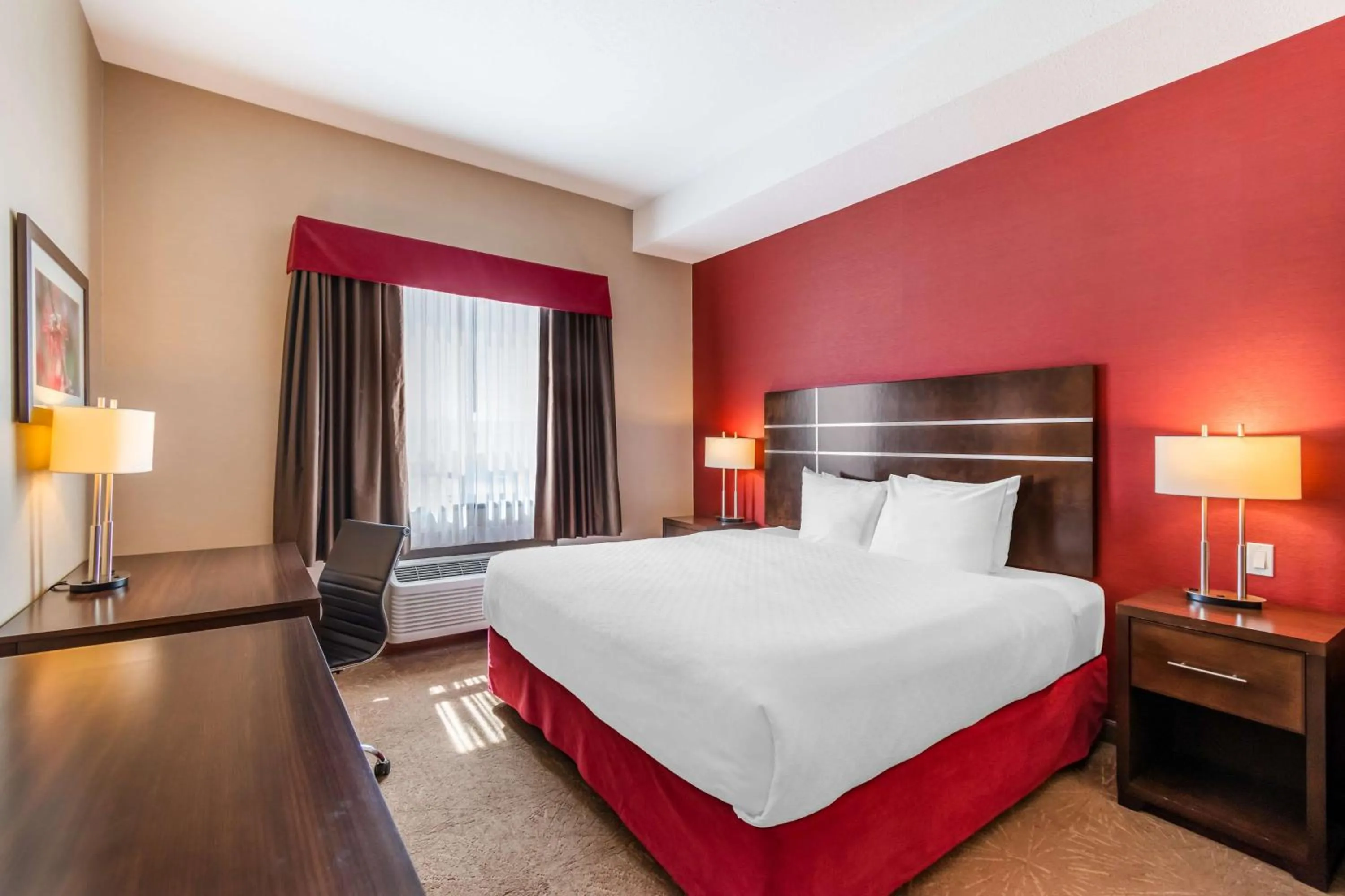 Bedroom, Bed in Best Western Plus Kindersley Hotel