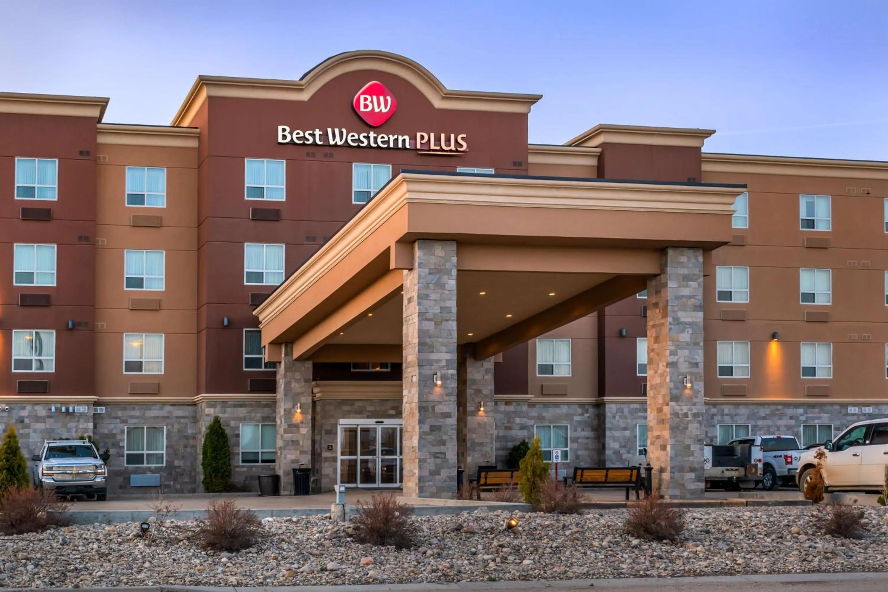 Property building in Best Western Plus Kindersley Hotel