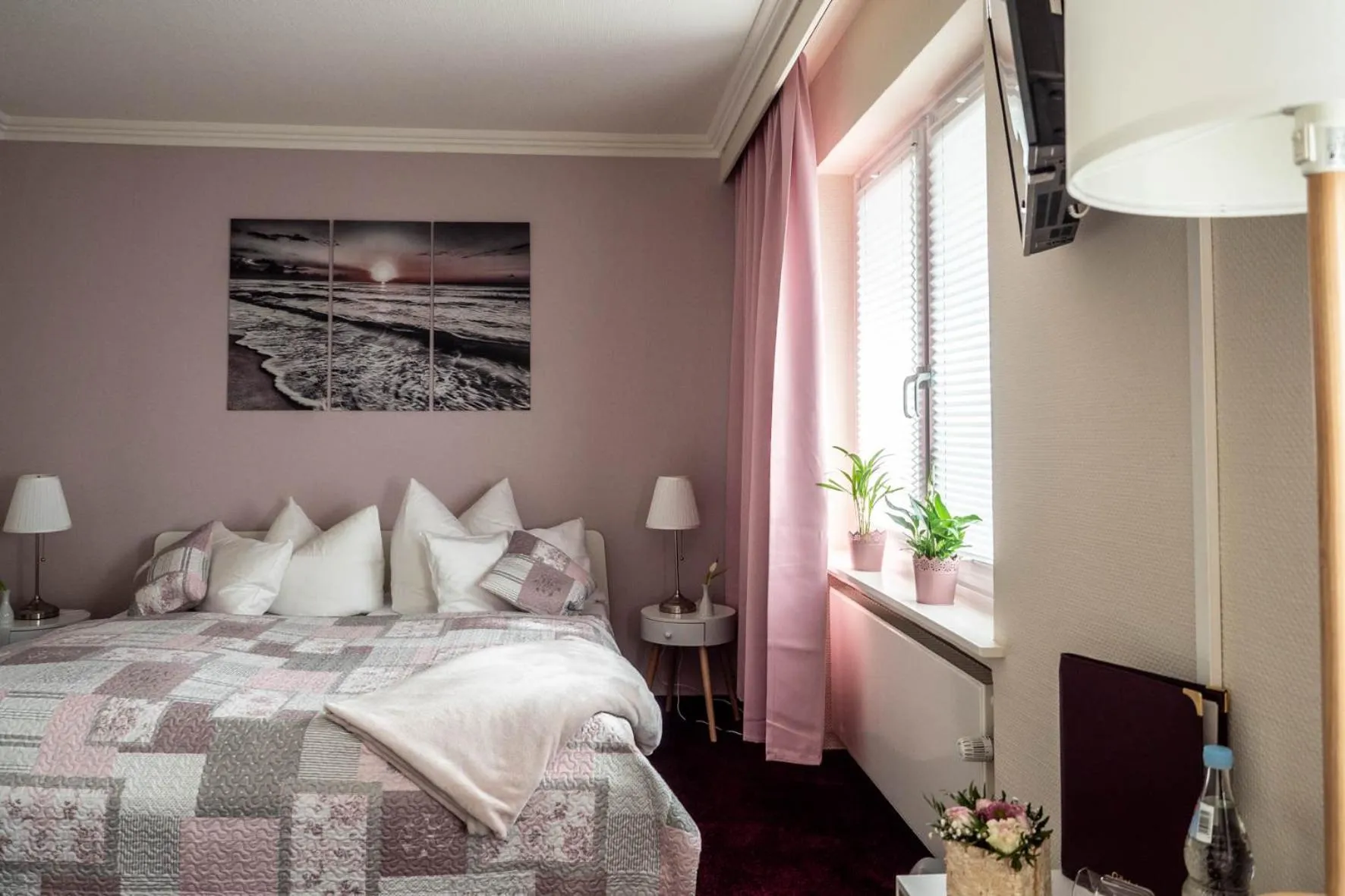 Photo of the whole room, Bed in Garni Hotel & Appartements Nordstrand