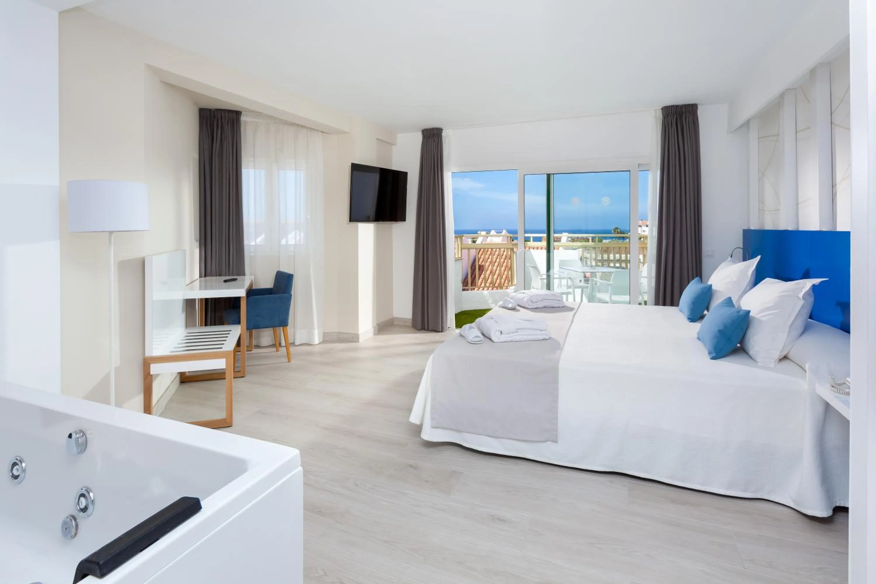Bed in Playaolid Suites & Apartments