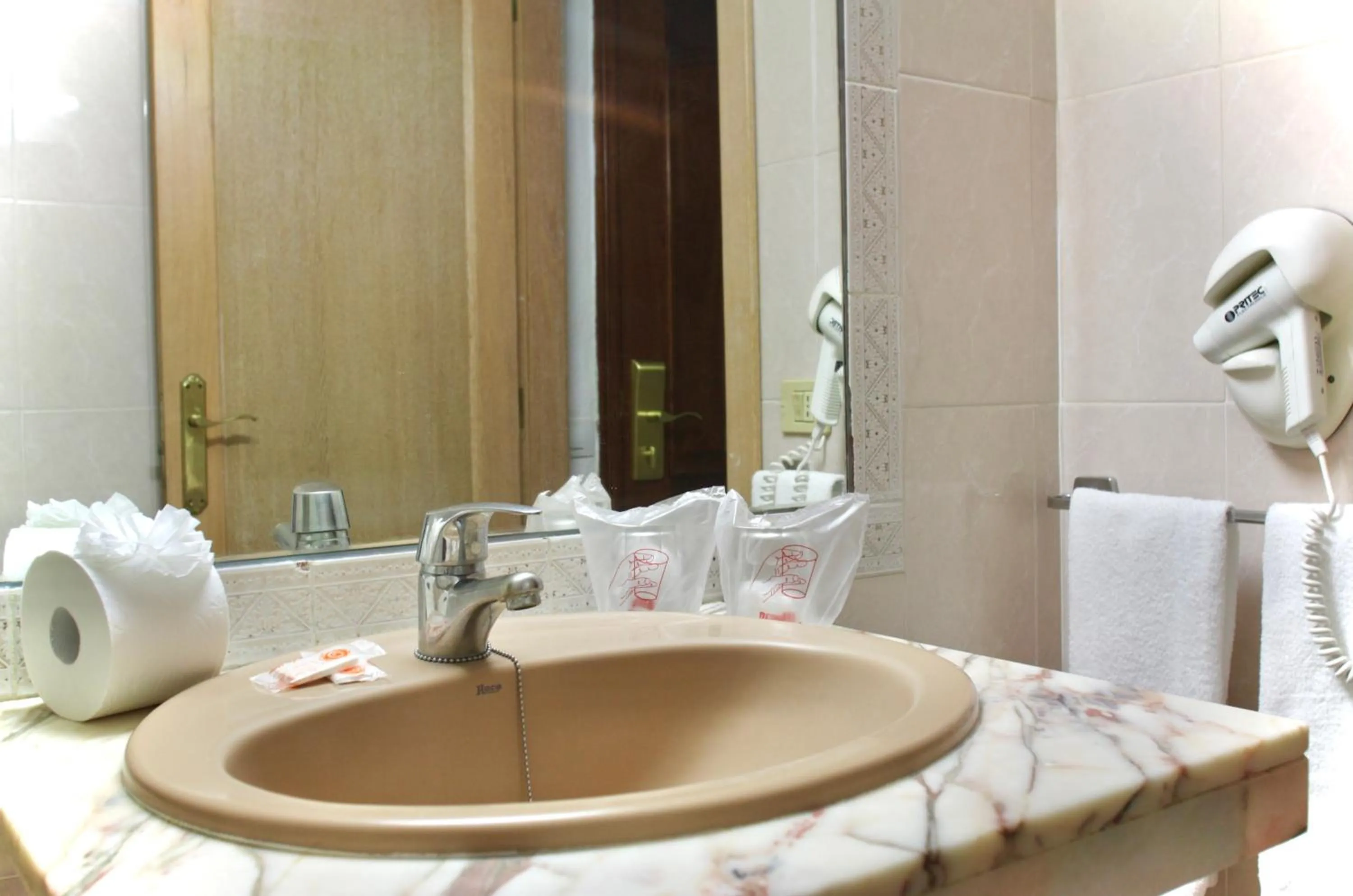 Bathroom in Apartamentos Park Plaza