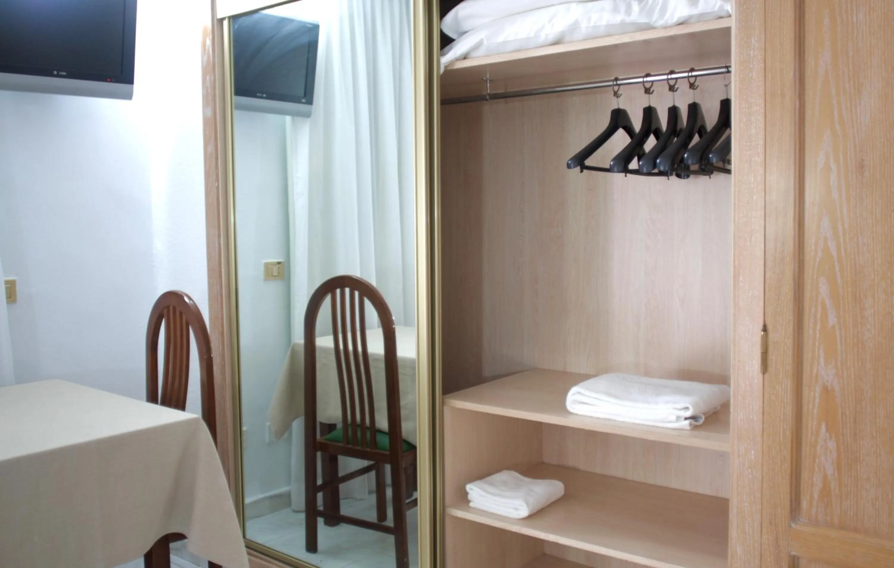 wardrobe in Apartamentos Park Plaza