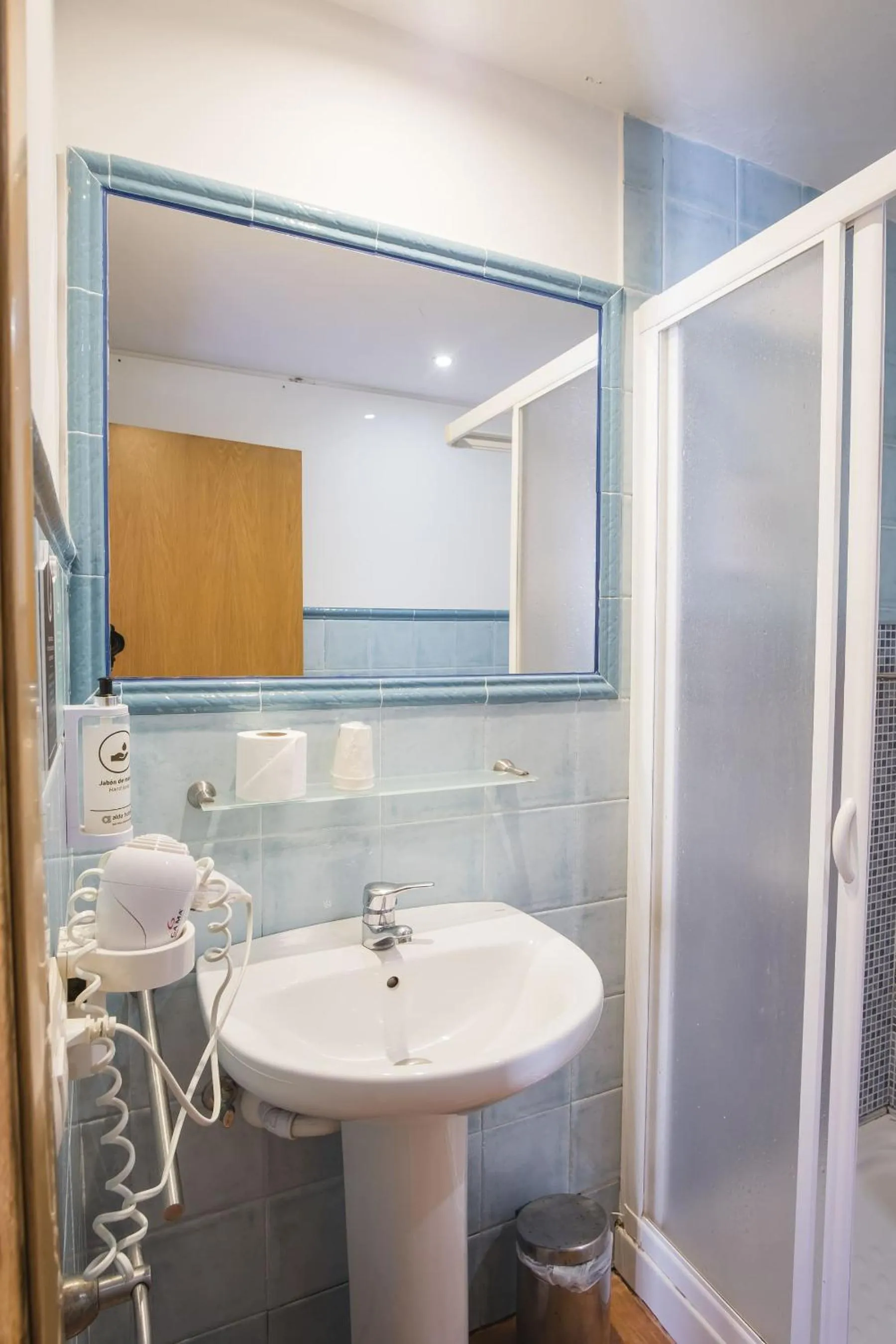 Shower in Hotel Alda Algalia