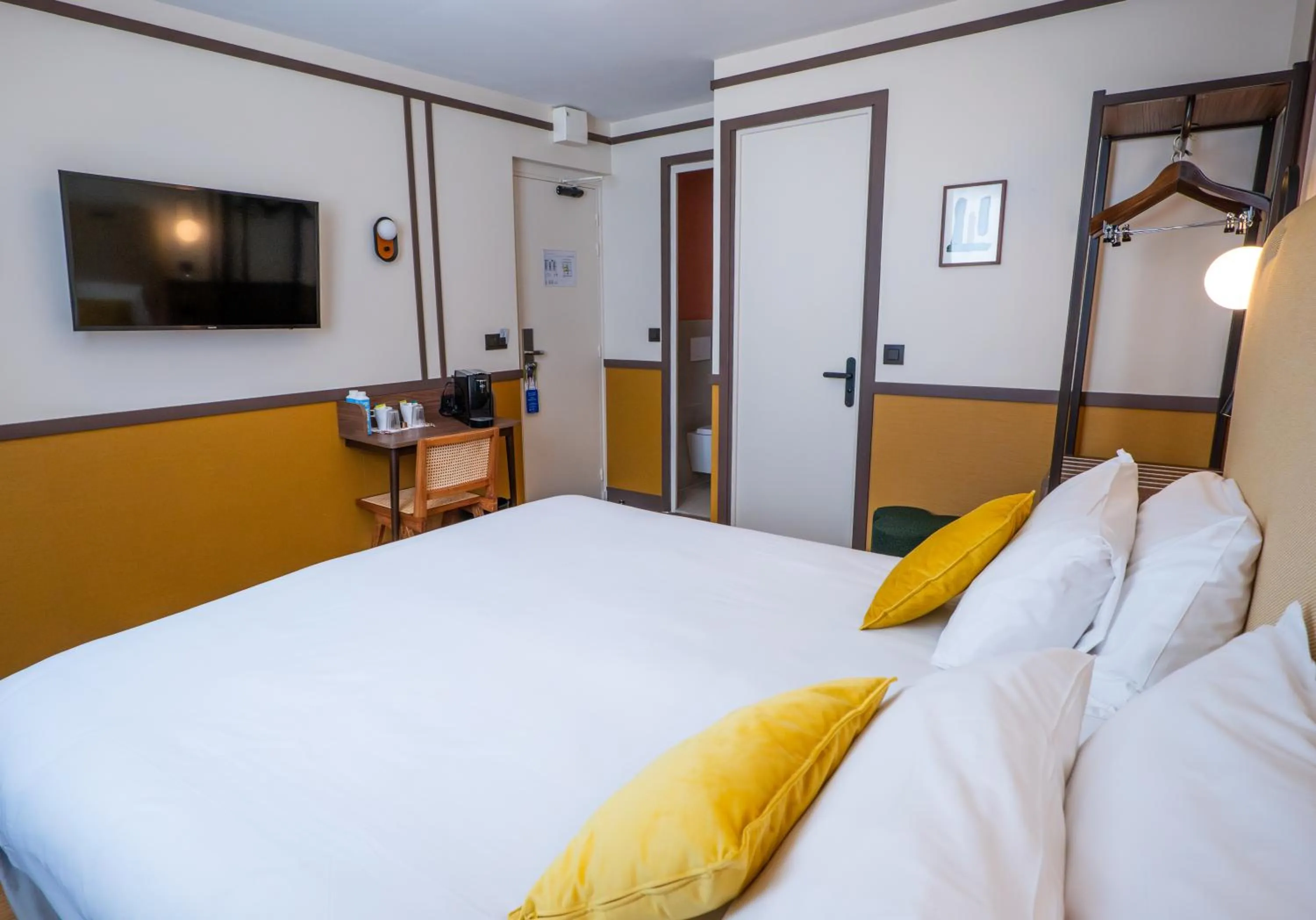 Bed in Best Western Plus Au Grand Saint Jean