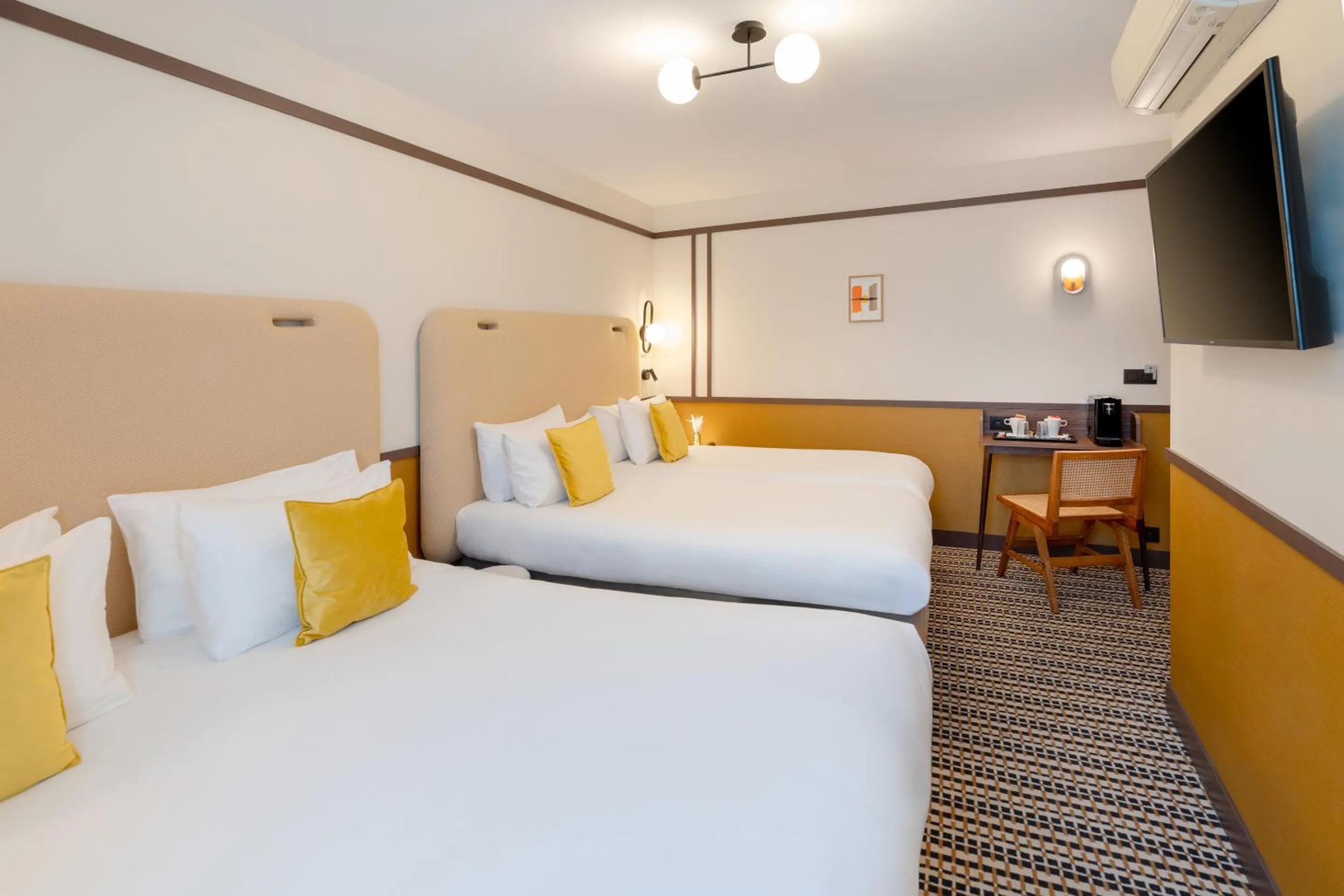 TV and multimedia, Bed in Best Western Plus Au Grand Saint Jean