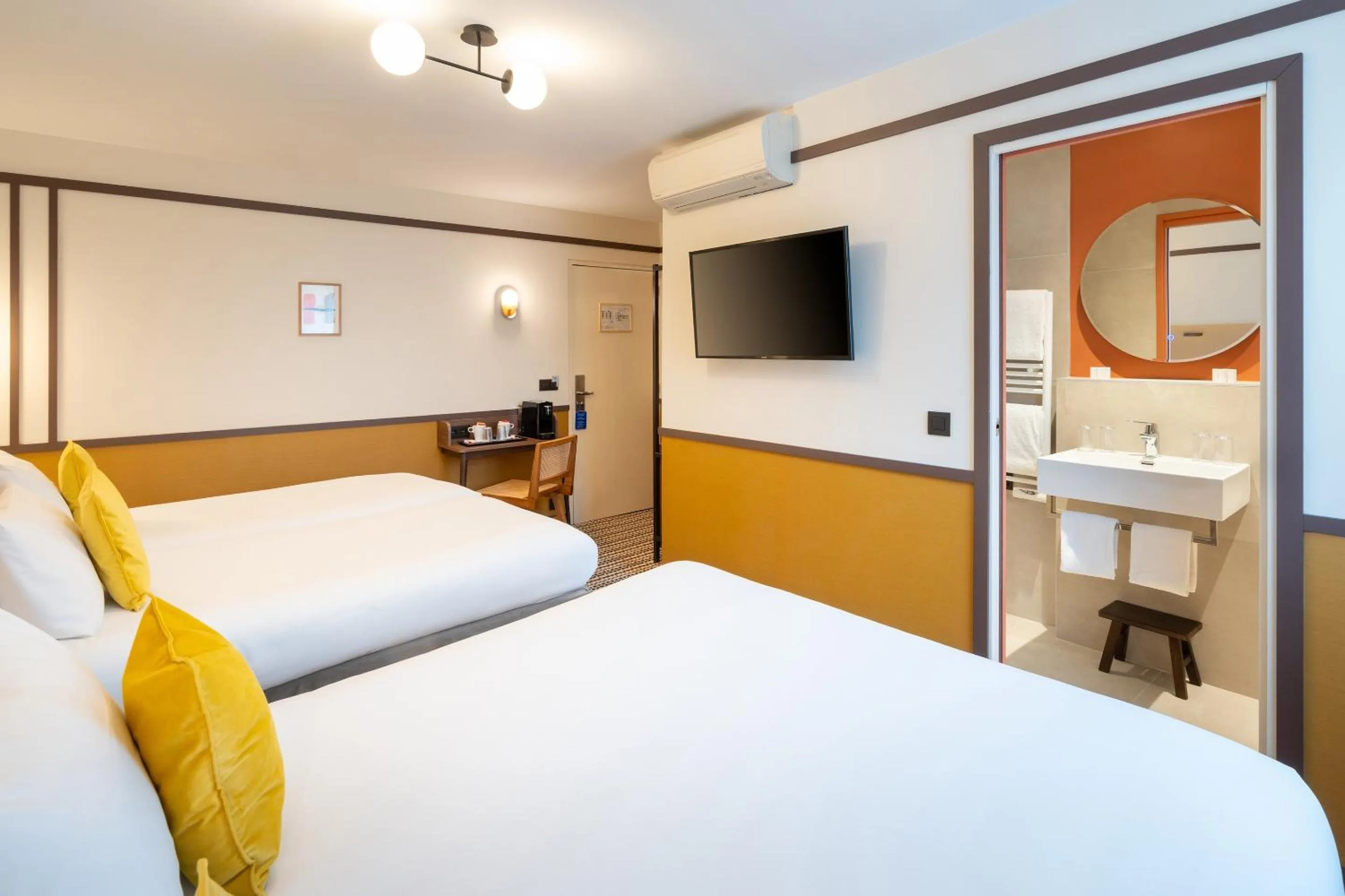 TV and multimedia, Bed in Best Western Plus Au Grand Saint Jean