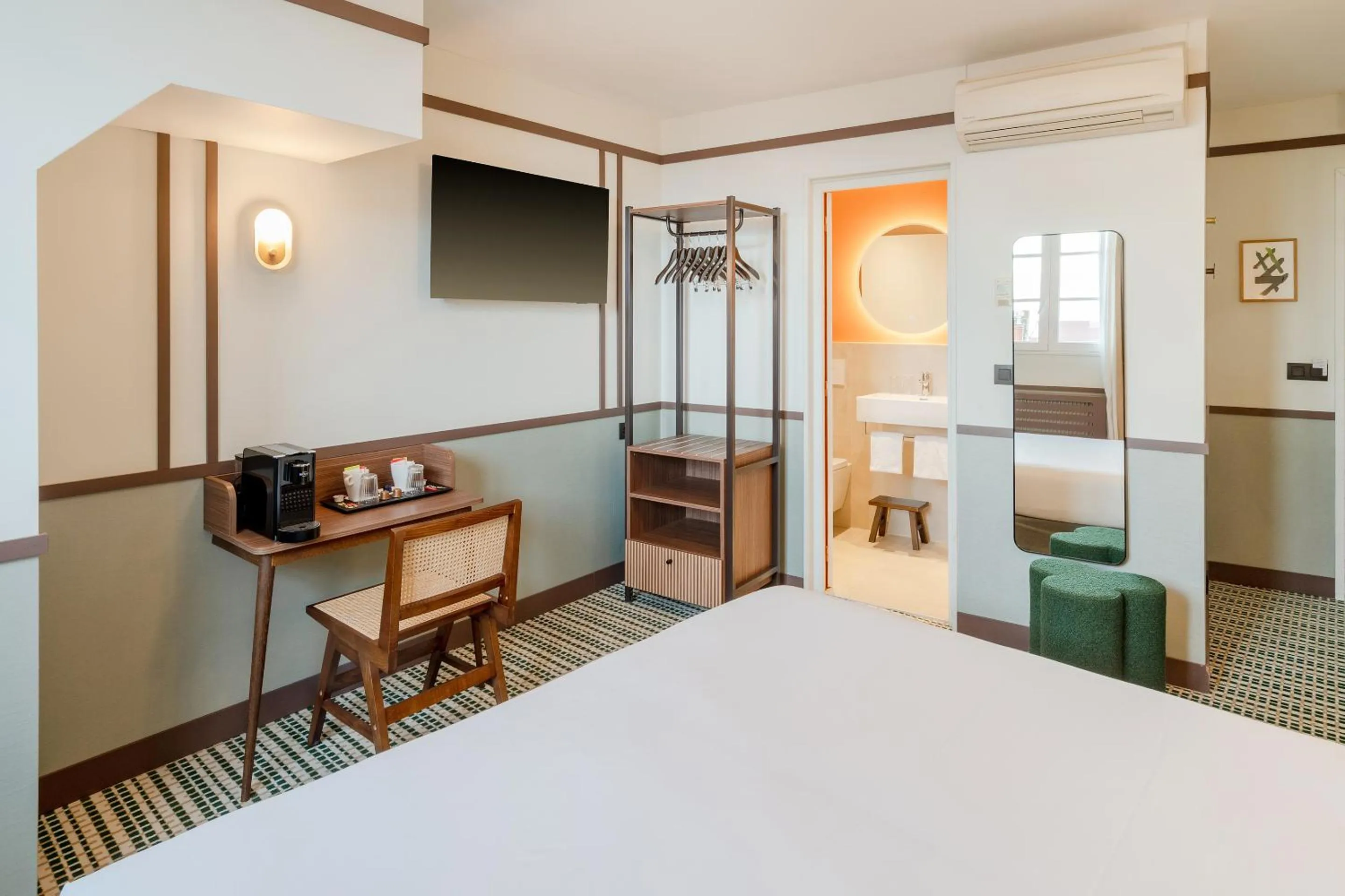 Bed in Best Western Plus Au Grand Saint Jean