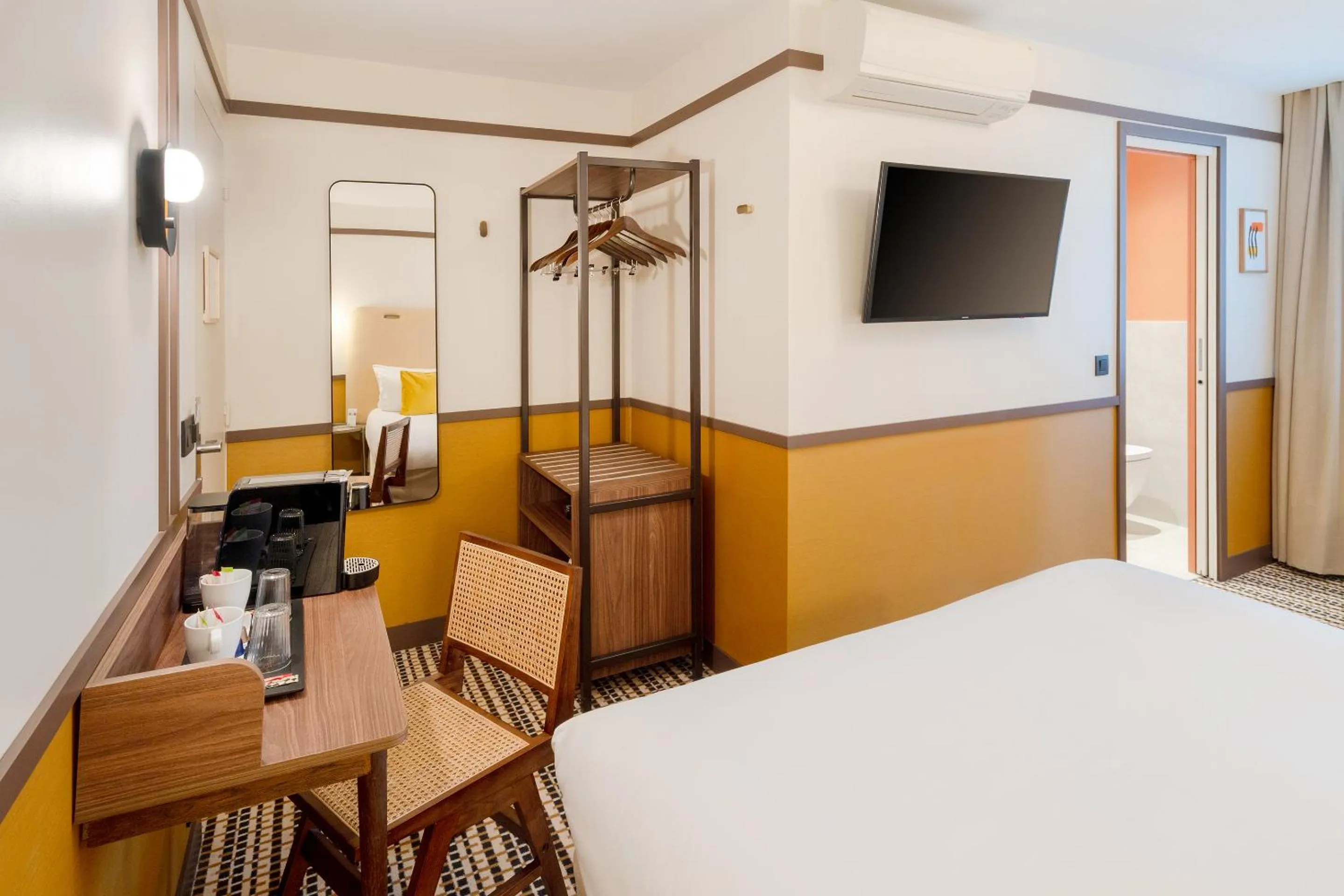TV and multimedia, Bed in Best Western Plus Au Grand Saint Jean