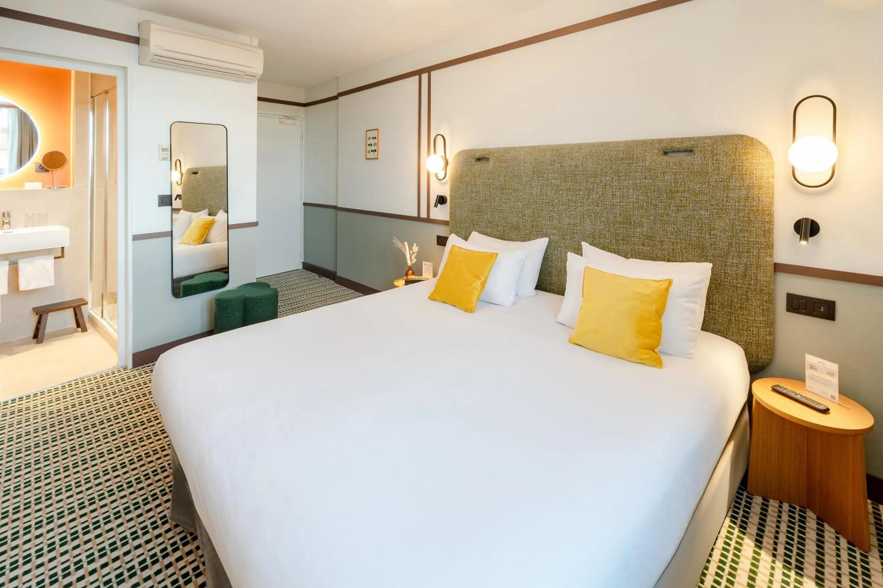 Bed in Best Western Plus Au Grand Saint Jean