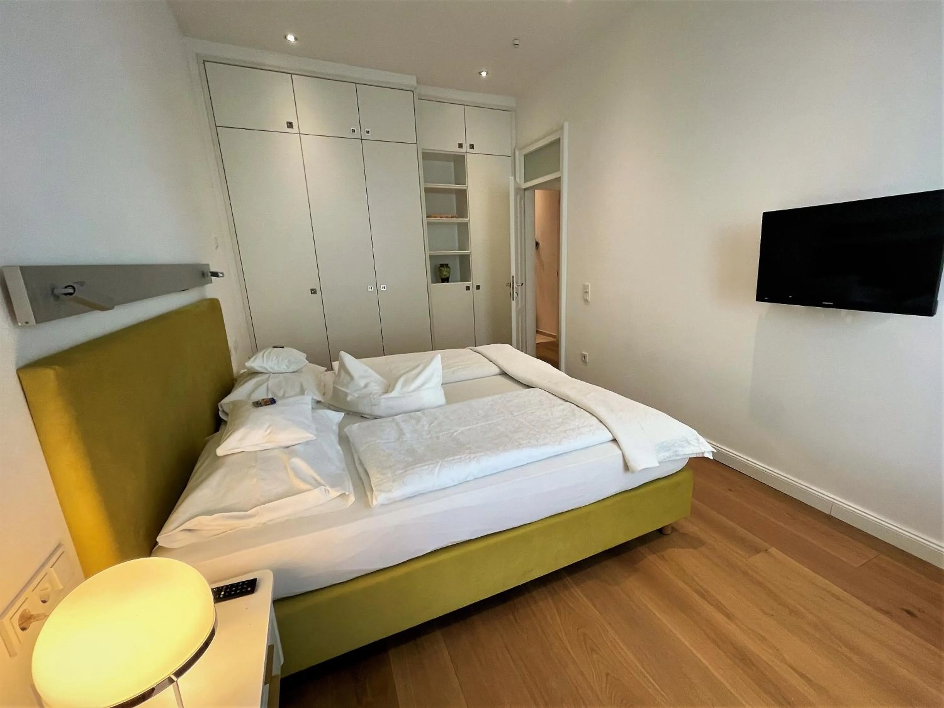 Bed in Deluxe Apartments Christina 120 m² im Design Hotel Vosteen