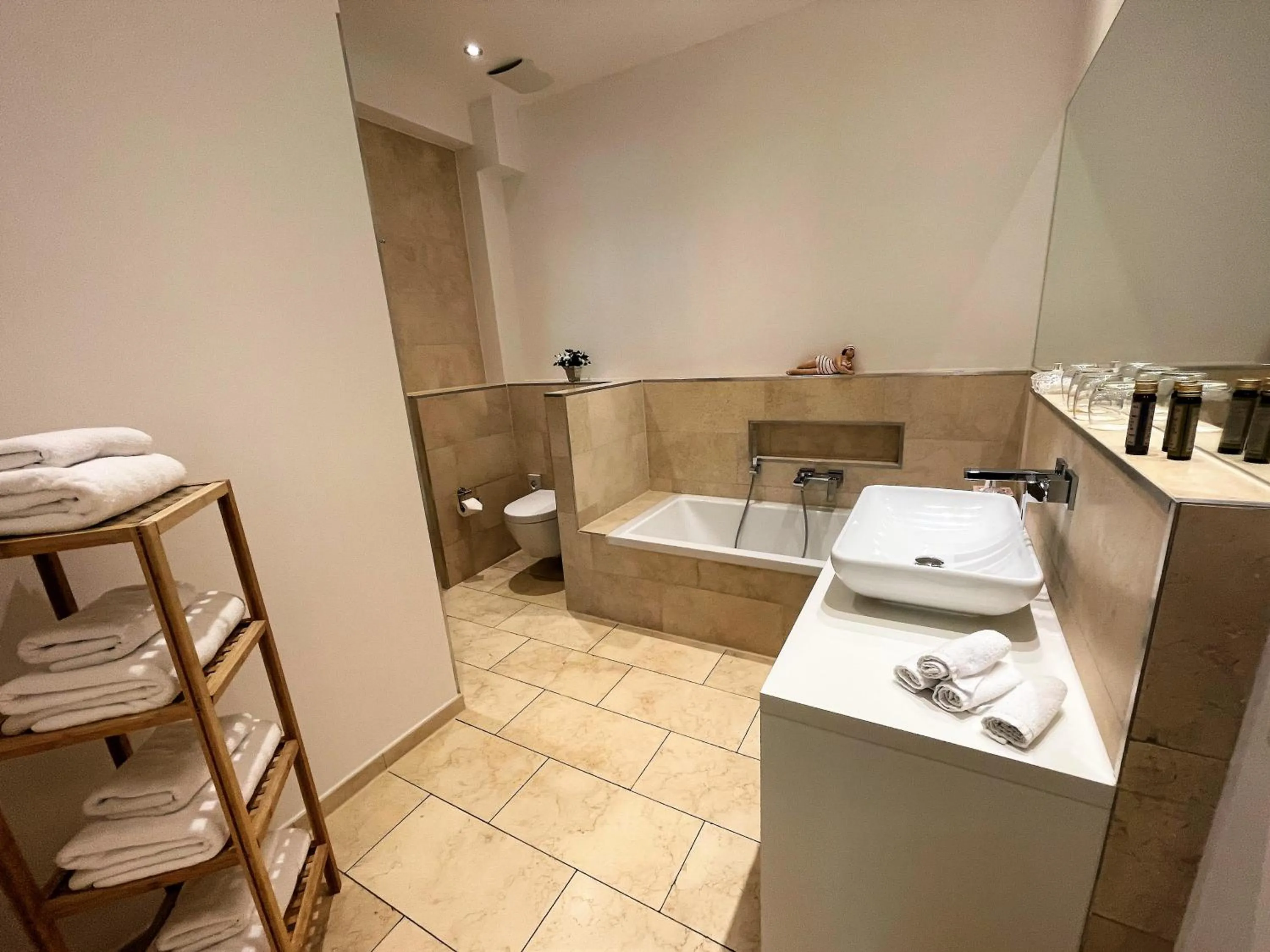 Shower in Deluxe Apartments Christina 120 m² im Design Hotel Vosteen