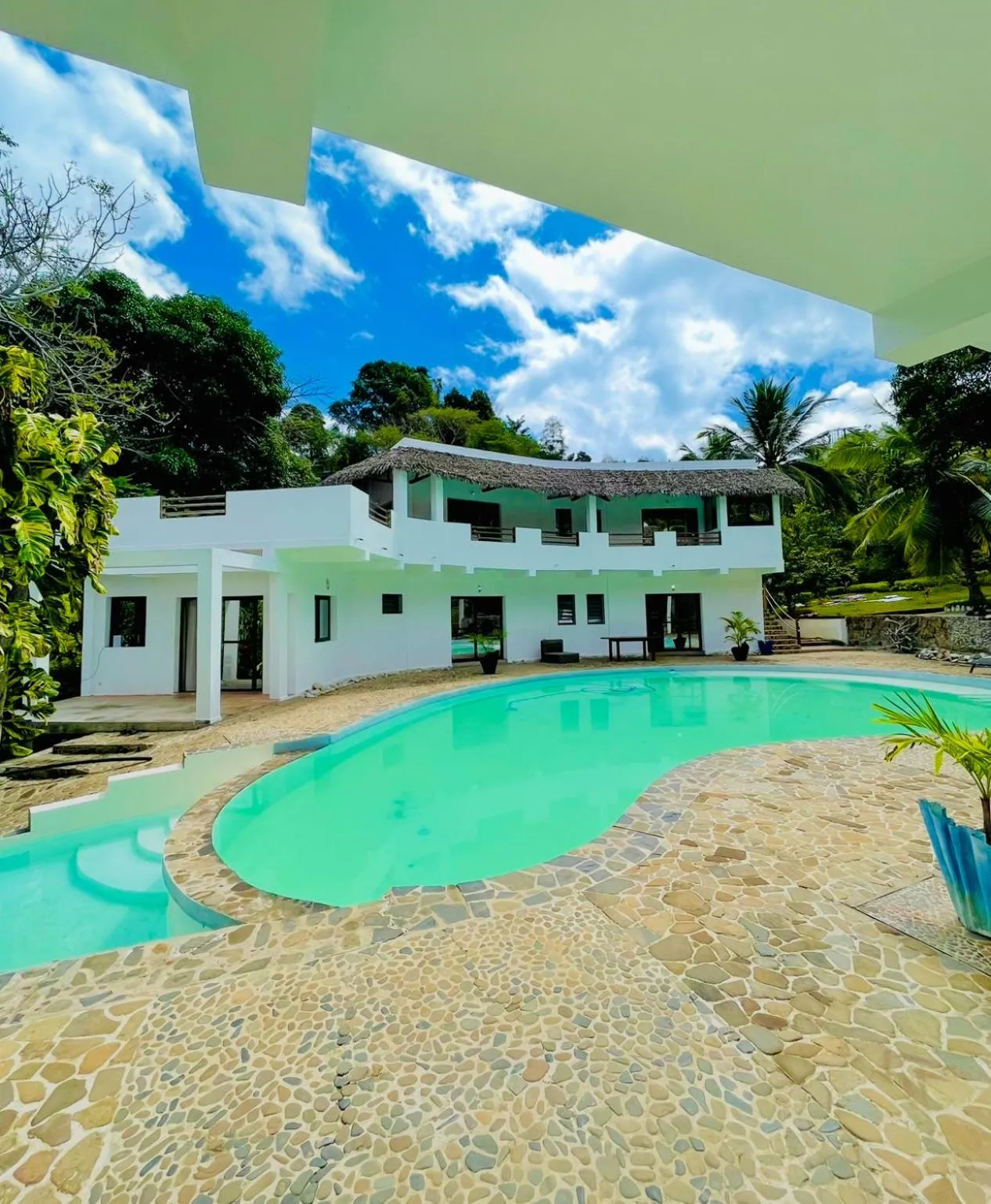 Swimming pool in Hotel Océan Beach Sakatia